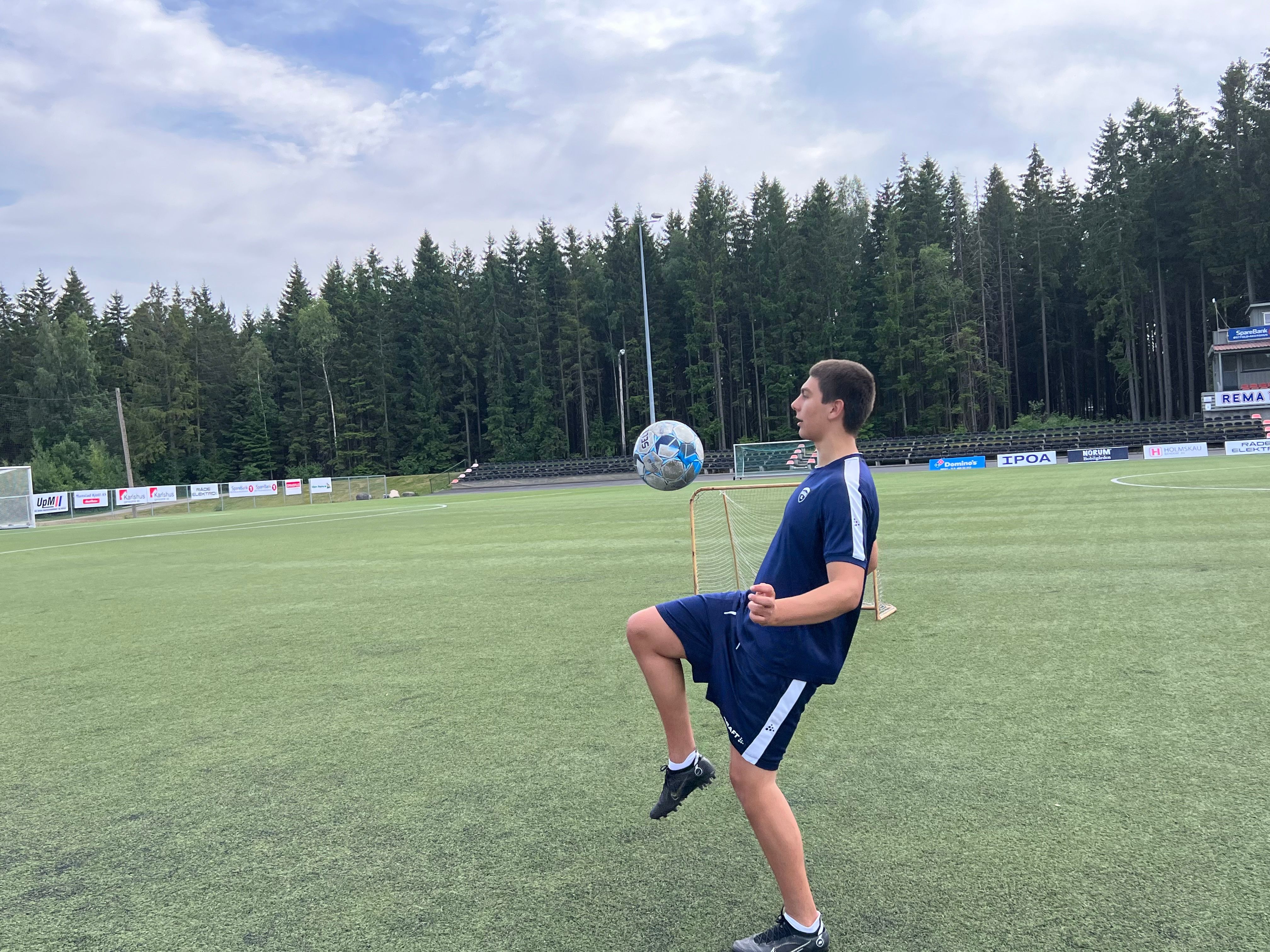 Norum trikser med ballen med kneet. 