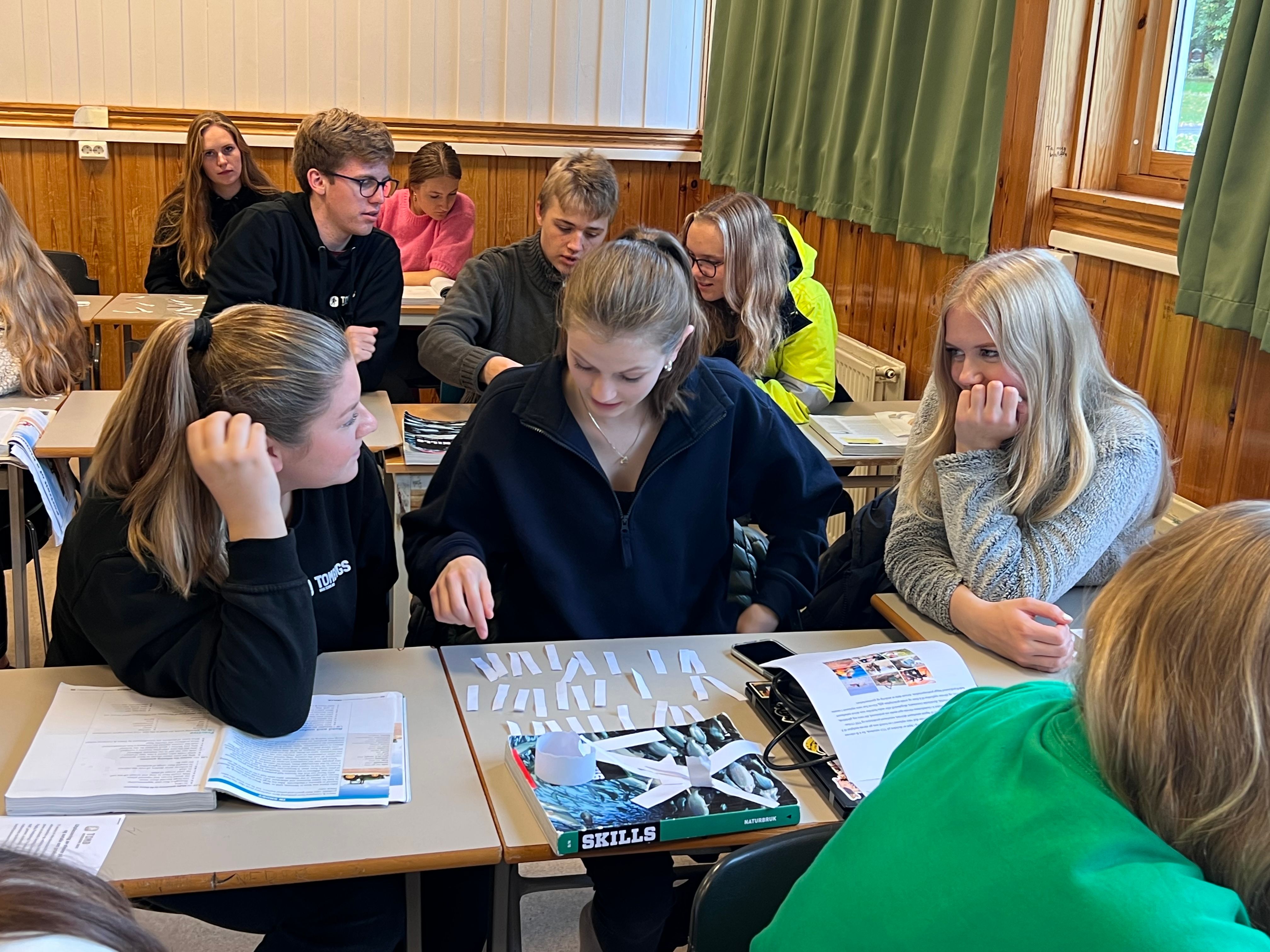 Jenter med engelske gloser, i klasserom.