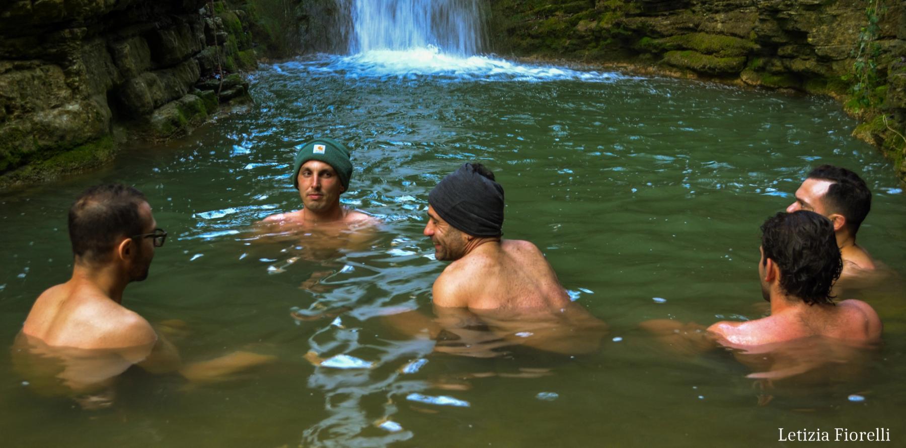 Bagno freddo sotto la cascata a Febbraio