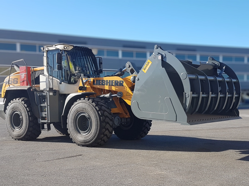 Grapple bucket for wheel loader clearing