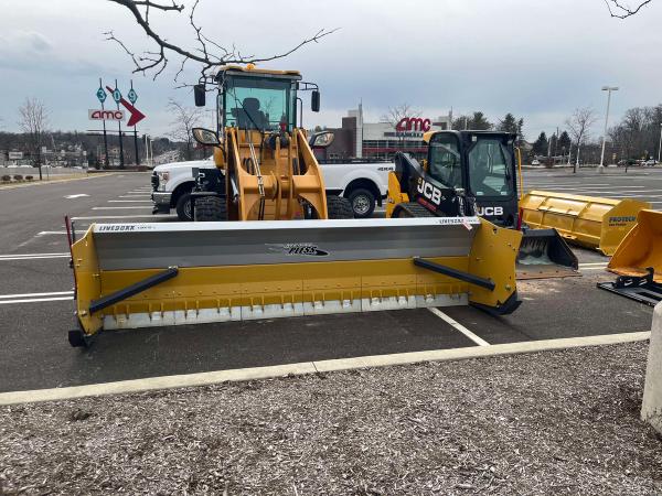 Heavy duty snow shovel