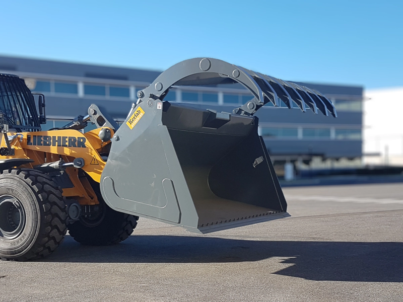 Grapple bucket for wheel loader clearing