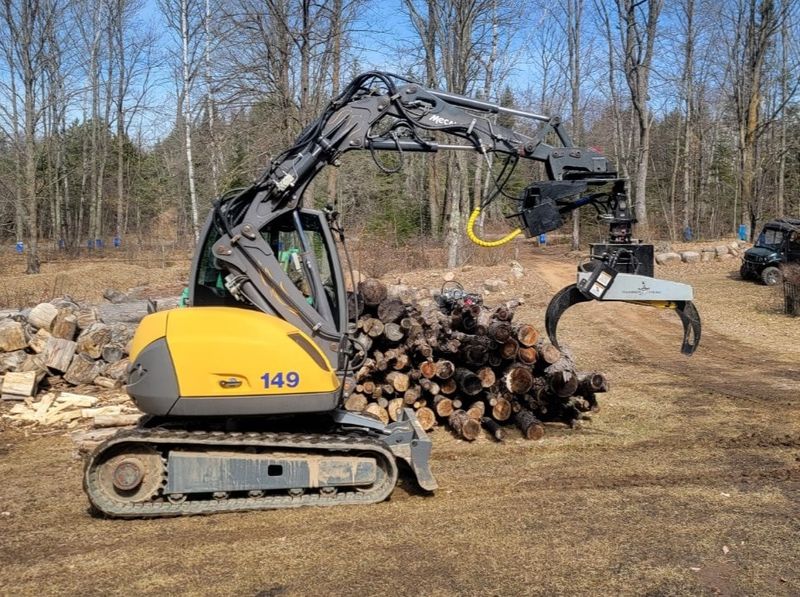 Grasp tool for material handling with loader