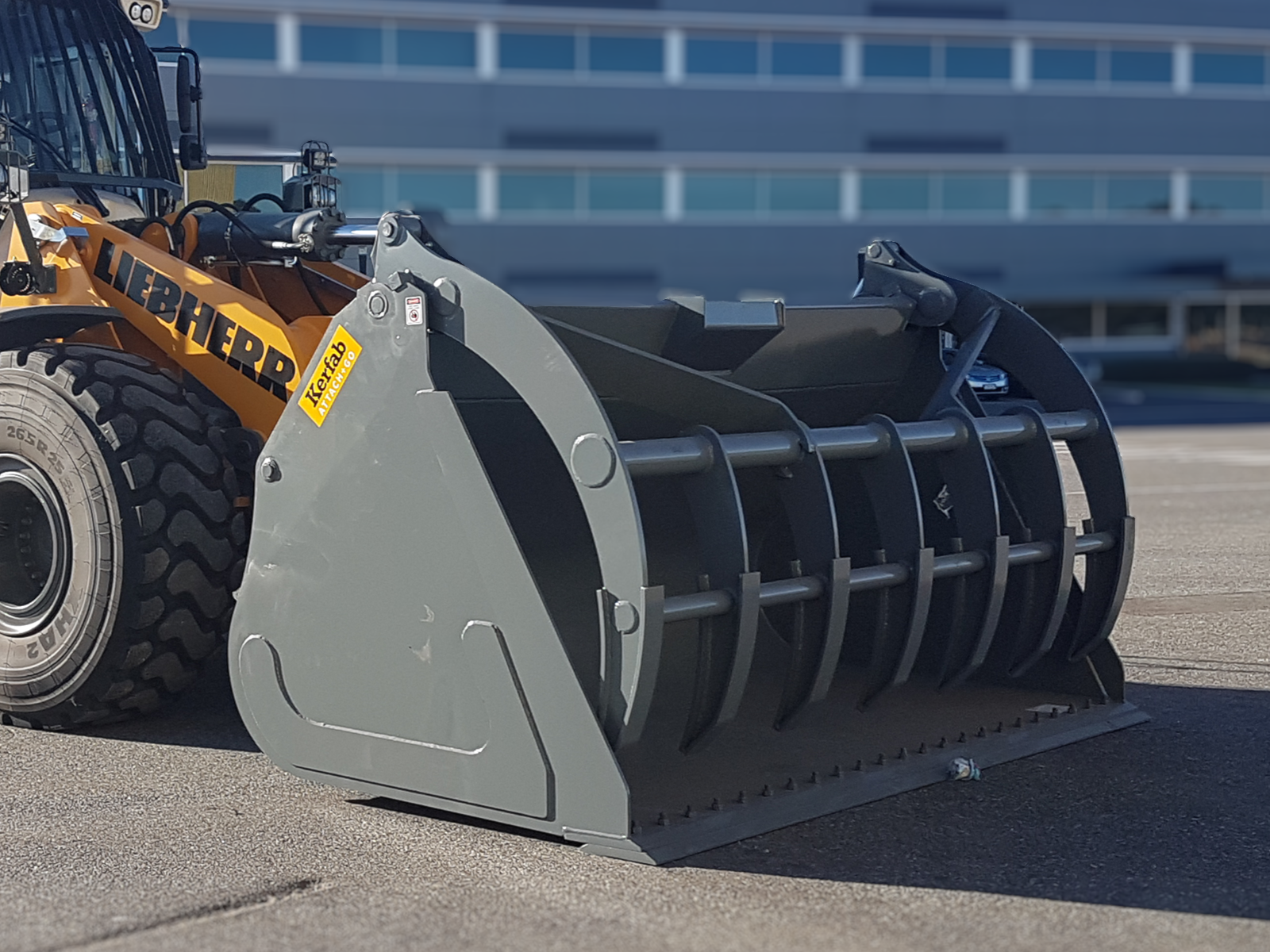 Grapple bucket for wheel loader clearing