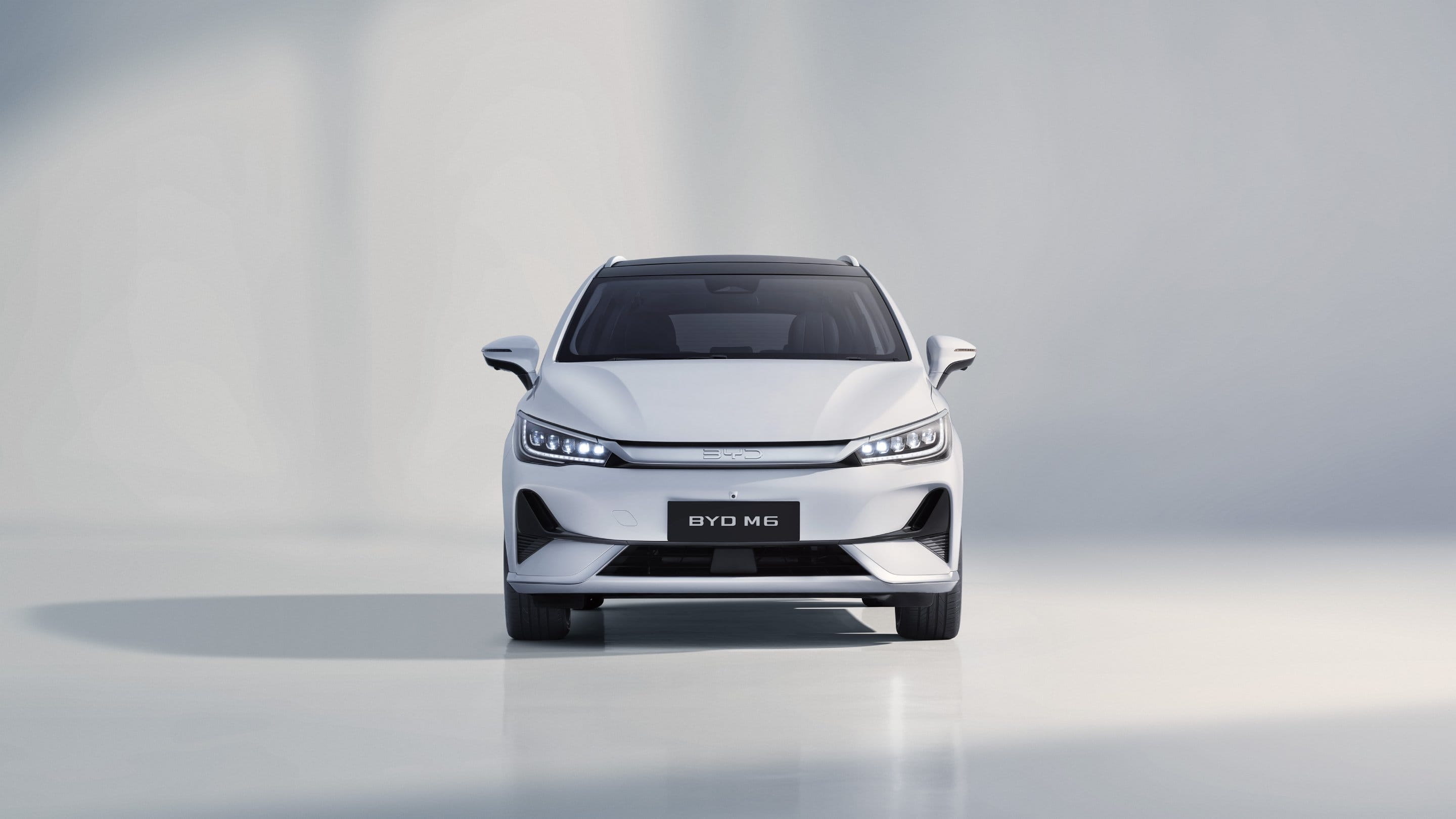 Eksterior depan BYD M6 EV dengan desain MPV listrik modern