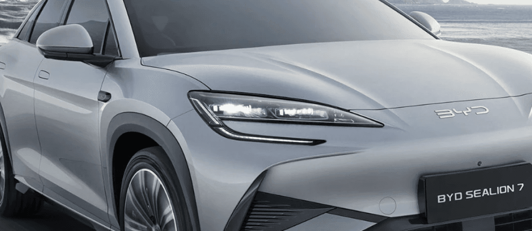 BYD Sealion 7 SUV coupe listrik tampak depan dengan garis atap menurun