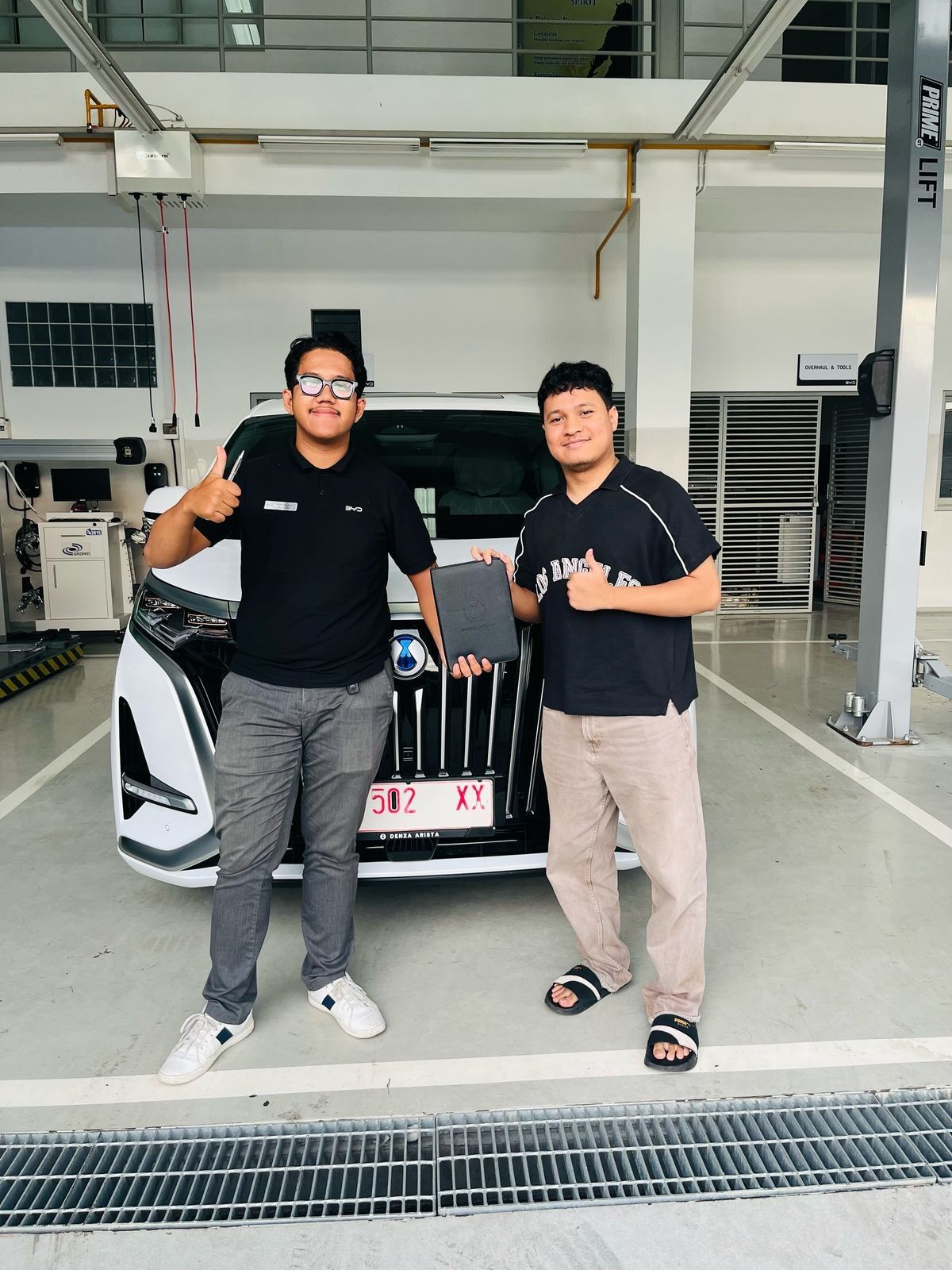 Handover Denza D9 kepada Mr. T di Tangerang