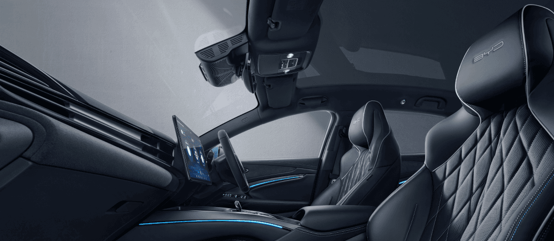 Interior dashboard BYD Seal dengan layar sentuh putar 15,6 inci