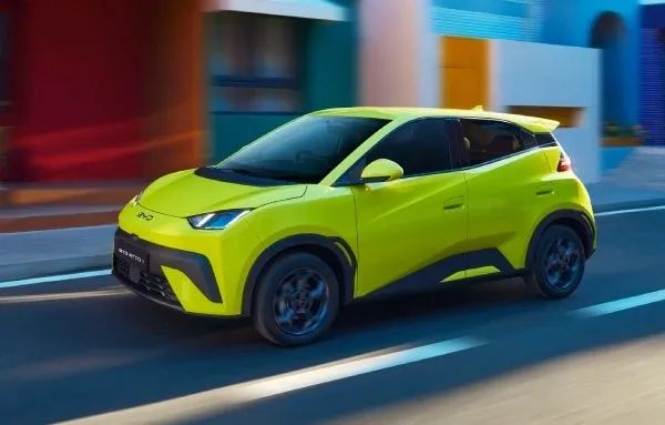 BYD Atto 1 2026 warna Sprout Green dengan desain city car modern