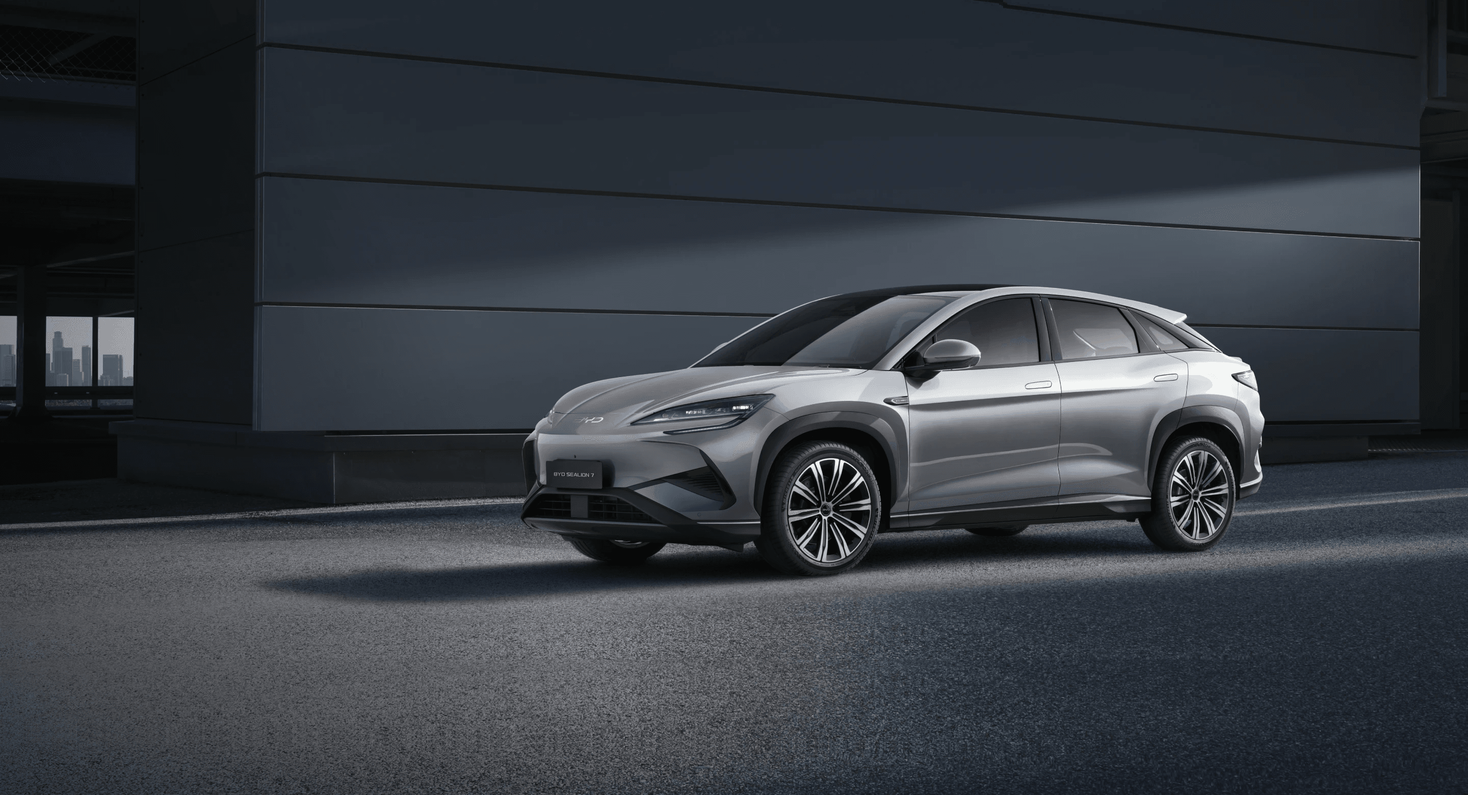 BYD Sealion 7 tampak samping dengan desain SUV coupe listrik