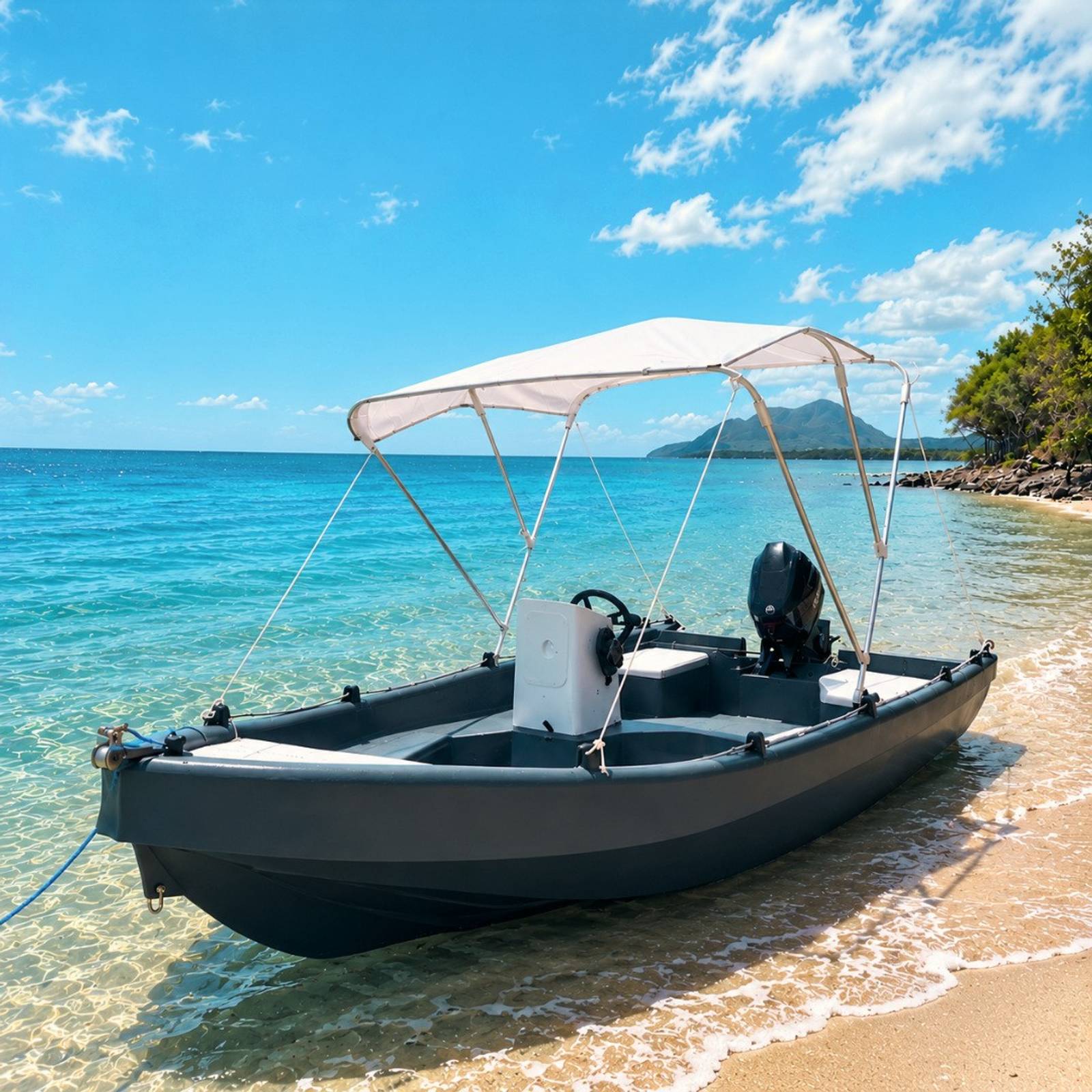 Bateau sans permis Ride & Sea au bord d'une plage de sable, eau turquoise et mornes en arrière-plan