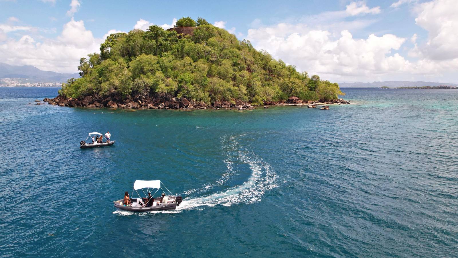 Bateaux sans permis Ride & Sea en navigation près de l'îlet à Ramiers