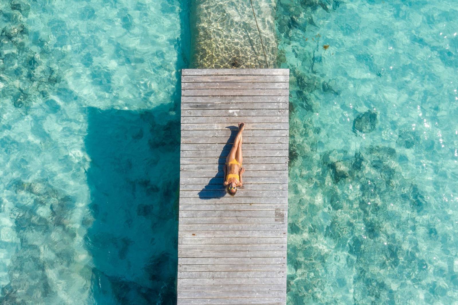Ponton au-dessus d'une eau turquoise en Martinique