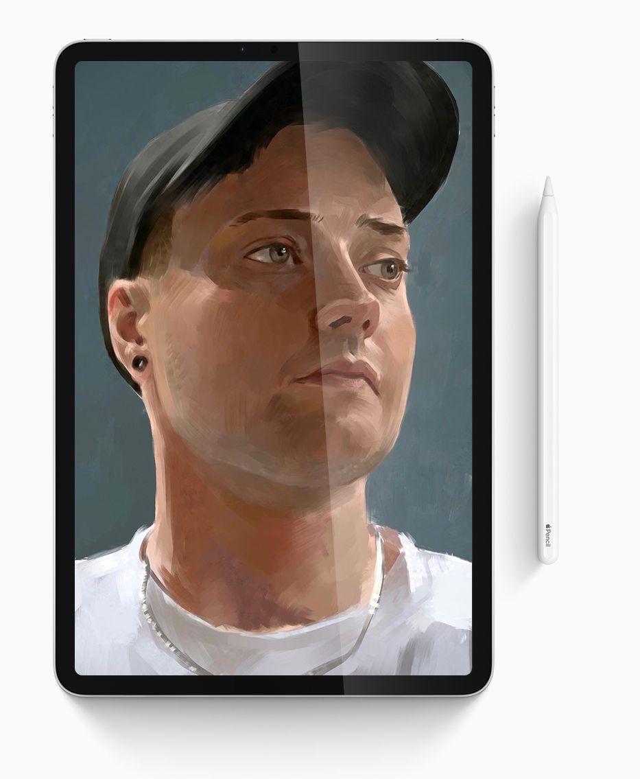 En tablet med en illustration af et menneske tegnet på, og en Apple Pencil ved siden af