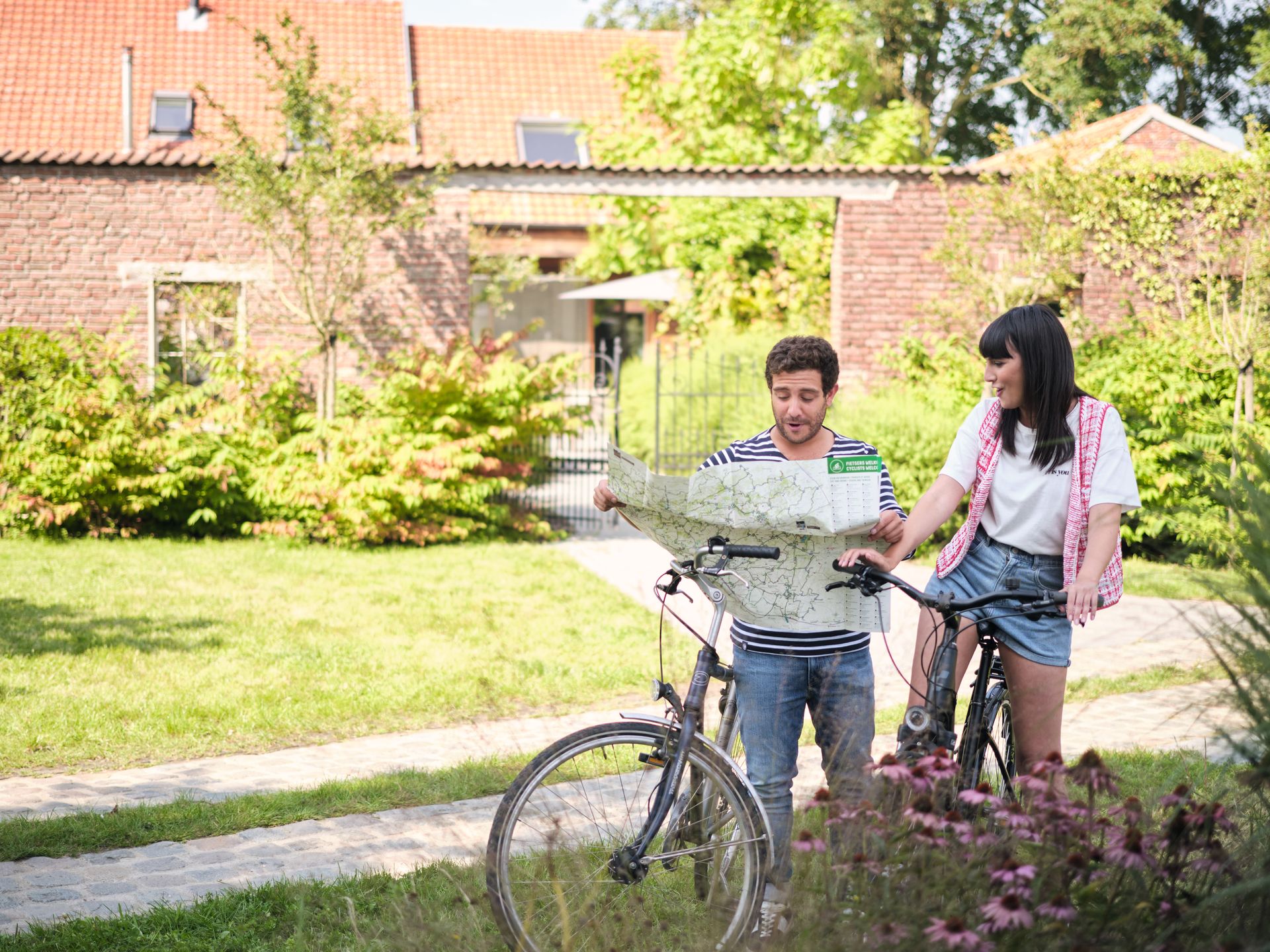 fietsers in de tuin