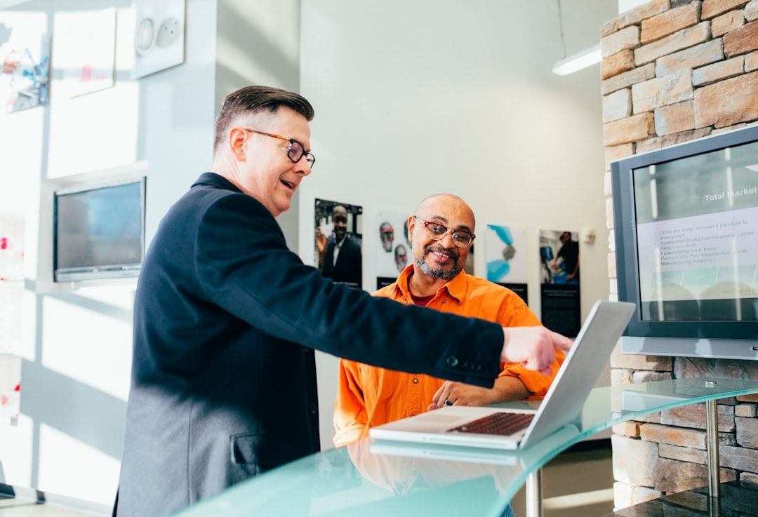 Como Usar KPIs e Métricas de Tráfego Pago para Acelerar Vendas B2B | Foto: LinkedIn Sales Solutions via Unsplash
