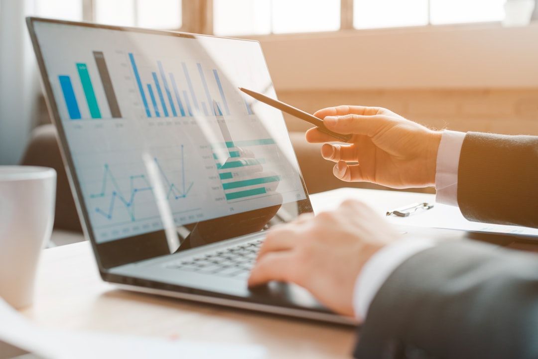 Como Estruturar e Gerenciar Pipeline Comercial Segmentado por Perfil de Cliente para Acelerar Vendas B2B | Foto: Loui Kiær via Unsplash