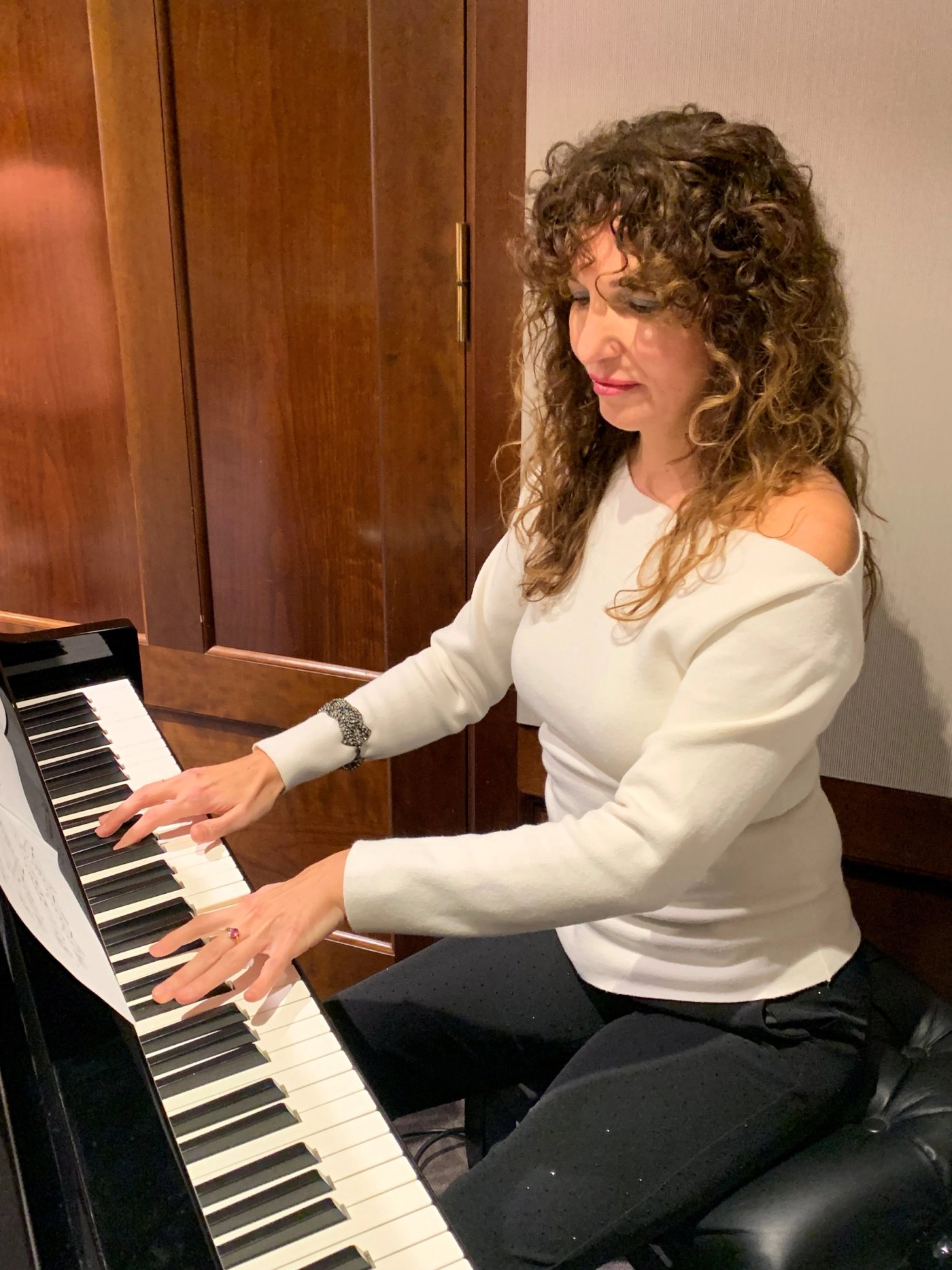 Erika Neufeld an ihrem Steinway Flügel in ihrem Studio in Hamburg Blankenese