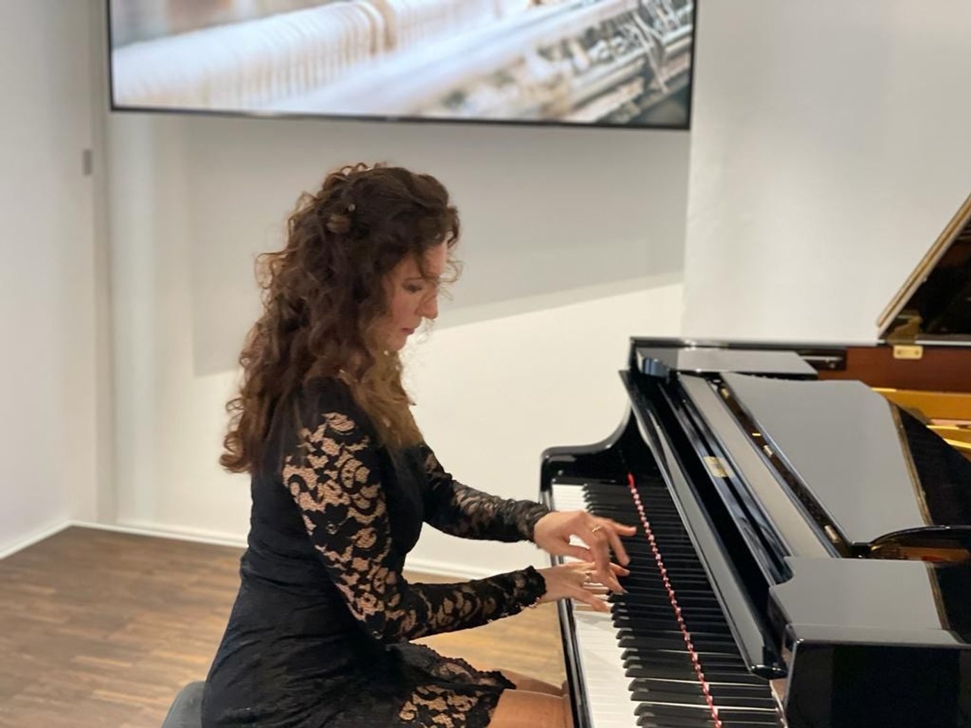 Erika Neufeld am Konzertflügel bei Steinway & Sons