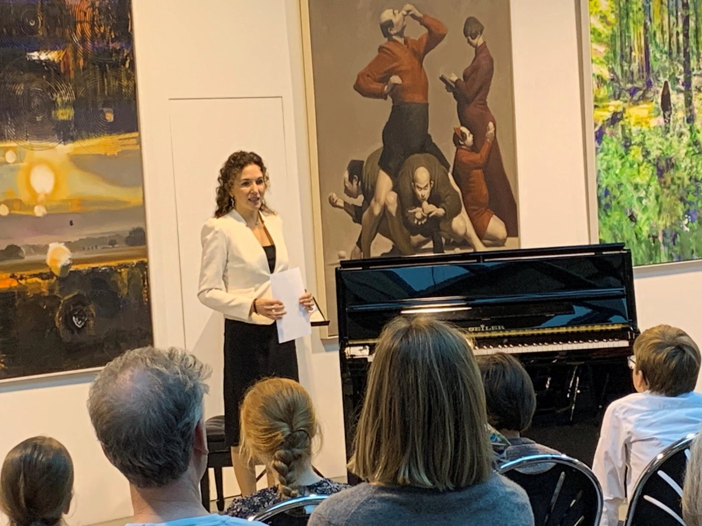 Erika Neufeld präsentiert das Schülerkonzert