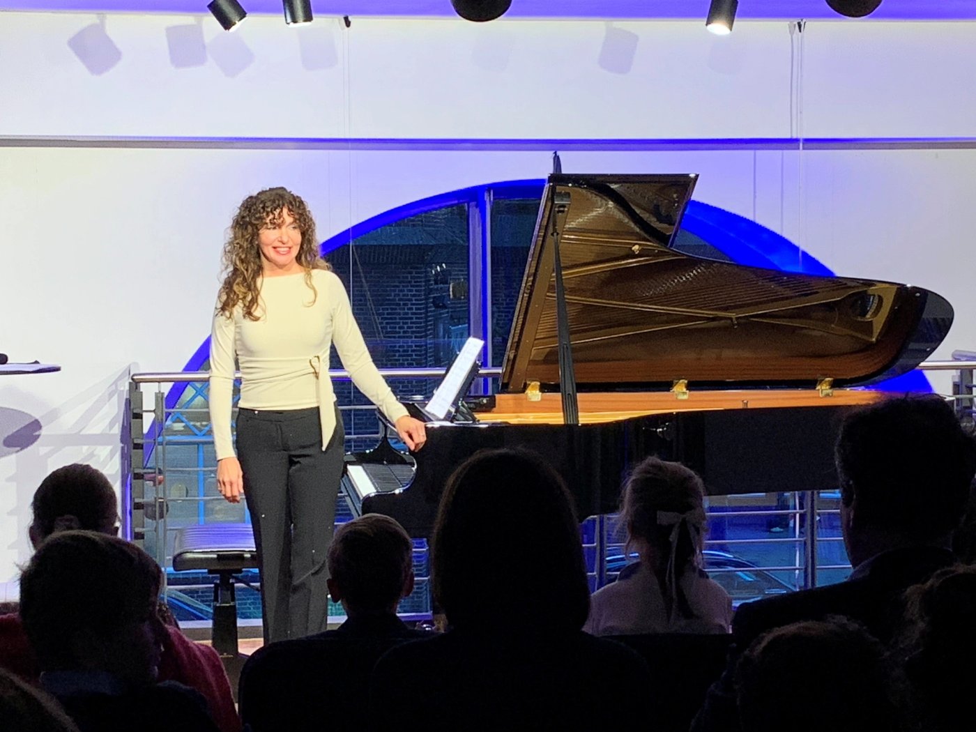 Erika Neufeld beim Schülervorspiel in Hamburg