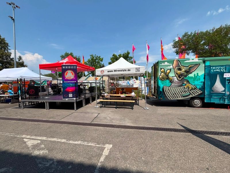 INfreestyle-Stand mit Buehne und Freestyle Express beim FunArena Charity Sommerfest