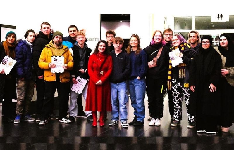 Die Teilnehmenden und Preistraeger:innen des Jugendfilmabends im Audi-Forum