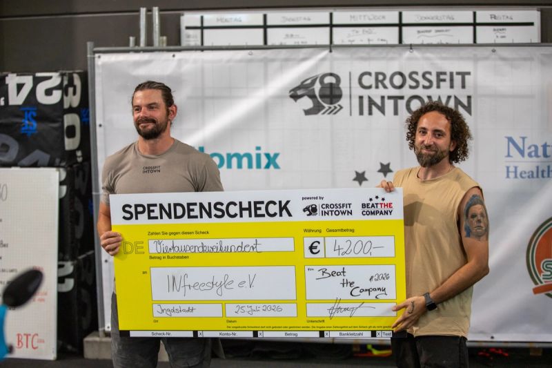 Übergabe des Spendenschecks über 4.200 Euro bei CrossFit INTown an INfreestyle e. V.