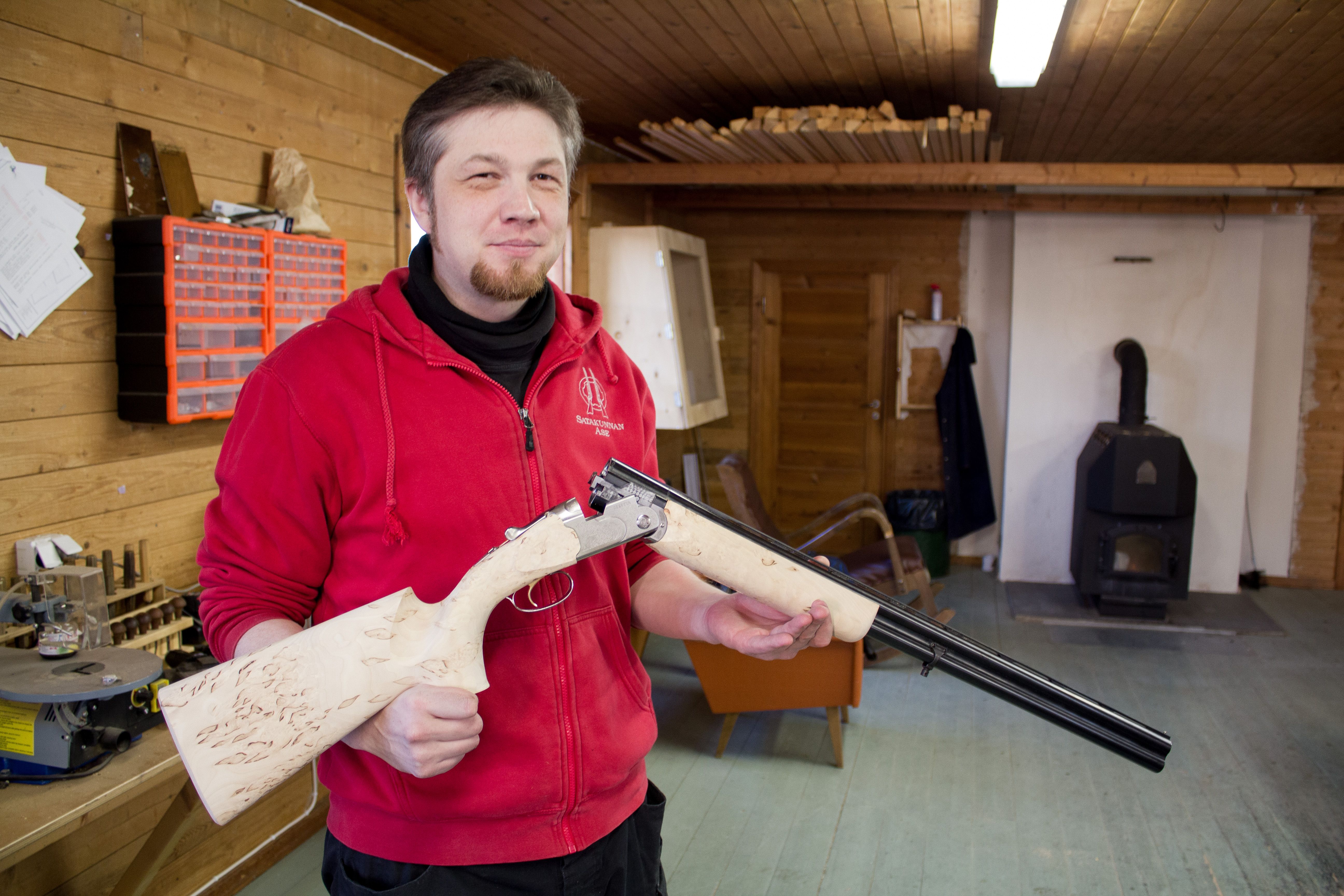 Lääti esittelee lähes valmista tuotostaan. Puun oma kuviointi tuo aseeseen näyttävyyttä.