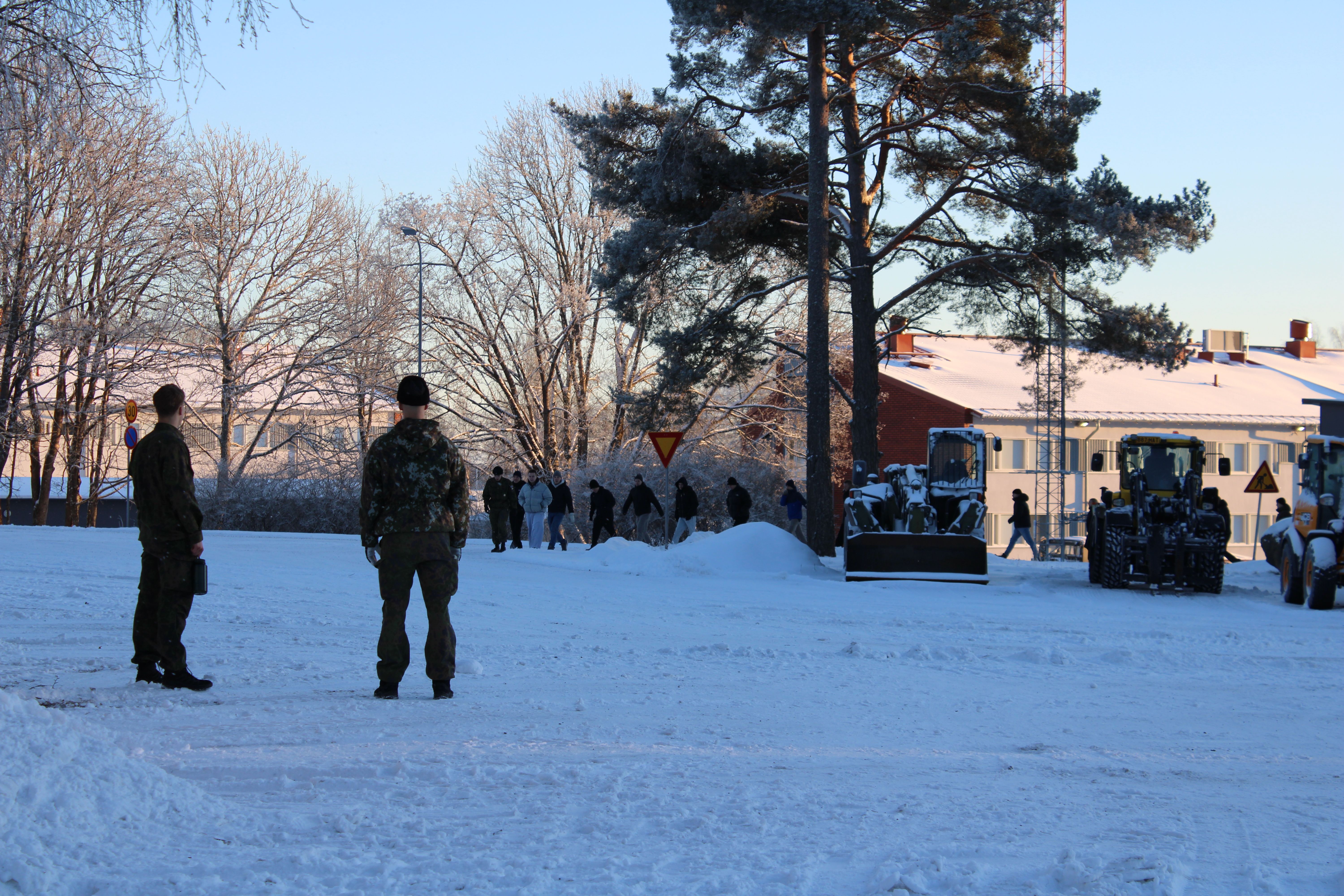 Varusmiehet marssivat talvisessa varuskunnassa