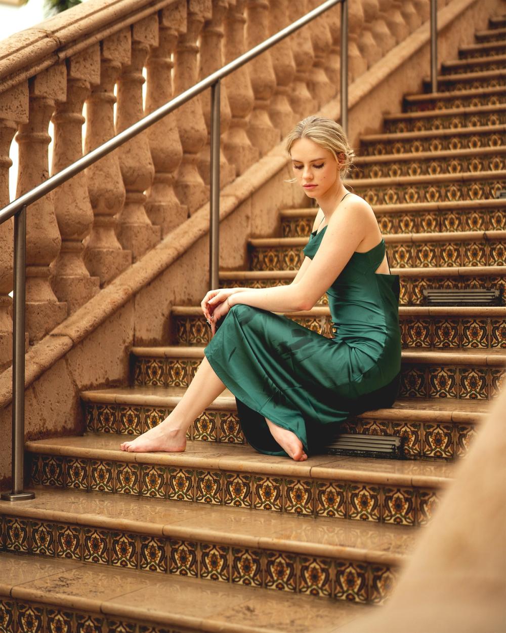 The tiled stairs, the folded hands, the waiting that is not waiting.