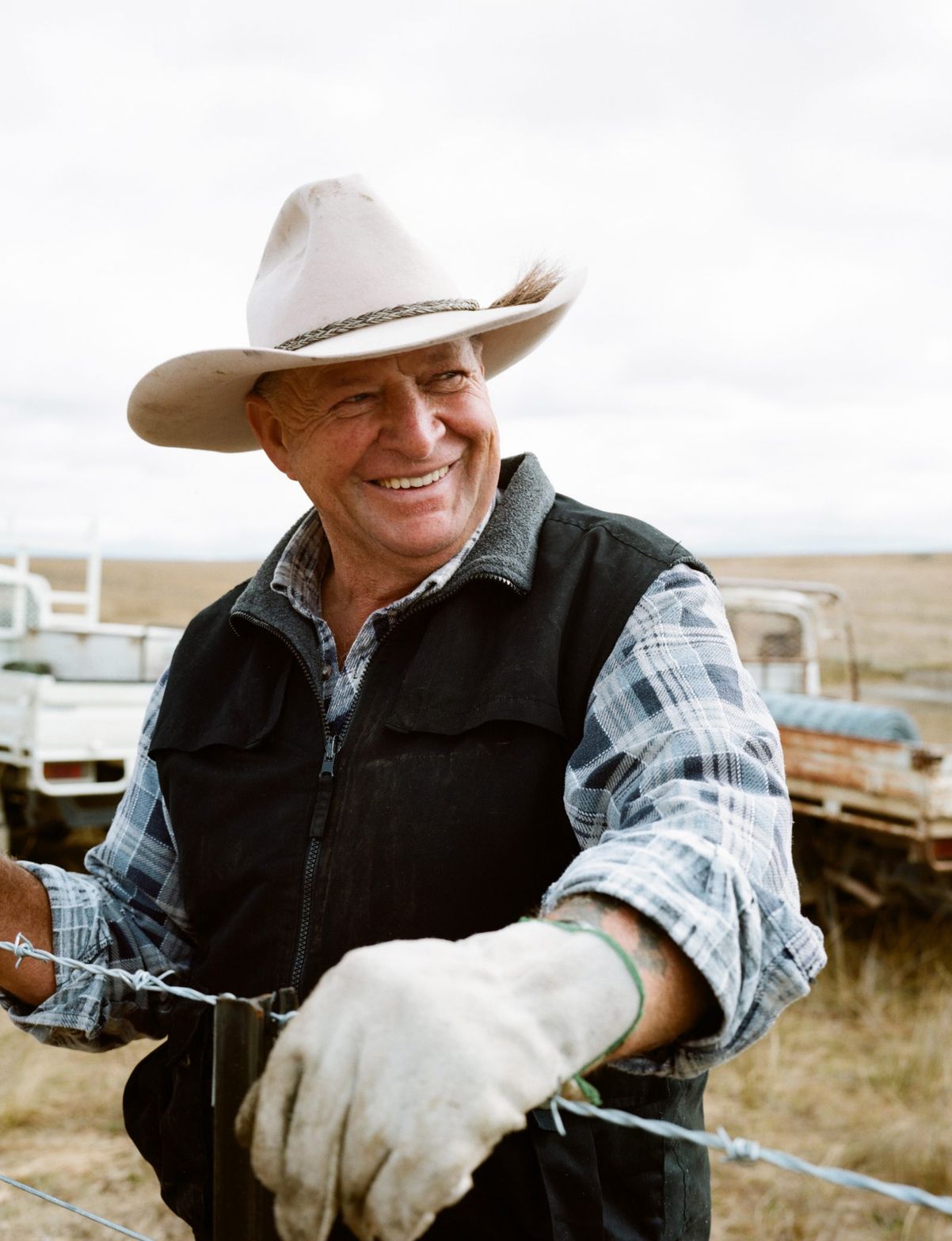 a man in a cowboy hat is working on a barbed wire fence .βββββο»Ώβο»Ώββββββο»Ώο»Ώβο»Ώβββββββββο»Ώββββββο»Ώββββββο»Ώβββββββο»Ώβο»Ώββββββο»Ώββββββο»Ώβββο»Ώββββο»Ώβββββββο»Ώο»Ώββββββο»Ώββββββββββο»Ώβββββββββββββββο»Ώβββββββββββο»Ώβββο»Ώβββο»Ώβββο»Ώβο»Ώβο»Ώββββο»Ώο»Ώββο»Ώο»Ώββο»Ώββββββββο»Ώβββο»Ώβββββο»Ώββββο»Ώββββο»Ώββο»Ώο»Ώββο»Ώο»Ώβββββο»Ώβο»Ώββββββο»Ώβββο»Ώββο»Ώβο»Ώββββββο»Ώββββββο»Ώβββο»Ώββββο»Ώββο»Ώβο»Ώβο»Ώβββο»Ώββββββββββββο»Ώο»Ώββο»Ώο»Ώβο»Ώβο»Ώβο»Ώβββο»Ώββββββββββββο»Ώο»Ώββο»Ώο»Ώββββββο»Ώββο»Ώββββββββο»Ώββο»Ώββββο»Ώο»Ώβββββββββββββο»Ώββββο»Ώο»Ώββο»Ώβββο»Ώο»Ώβββββββββο»Ώο»Ώββο»Ώβββο»Ώβββββββο»Ώβο»Ώββββββο»Ώββο»Ώβββββββο»Ώββββββββο»Ώο»Ώββο»Ώββο»Ώβο»Ώβββββββββο»Ώο»Ώββο»Ώβο»Ώβββββββββο»Ώβο»Ώβββββο»Ώβββο»Ώβββο»Ώββββο»Ώββββββο»Ώβββο»Ώββββββββο»Ώββο»Ώβββο»Ώβο»Ώβββββο»Ώββββο»Ώββο»Ώβββο»Ώβββο»Ώβββο»Ώββββο»Ώββο»Ώβββββββββο»Ώβββββο»Ώβββο»Ώβββββββββββββββββββββββο»Ώβββο»Ώβο»Ώβο»Ώβββο»Ώβββο»Ώβββββββο»Ώο»Ώββο»Ώββββο»Ώο»Ώβο»Ώβο»Ώβο»Ώβββο»Ώβο»Ώβο»Ώβββββββο»Ώβββββββο»Ώο»Ώβββββββο»Ώββββββββο»Ώββββββο»Ώβββββββο»Ώββο»Ώβββο»Ώο»Ώο»Ώβββββββββο»Ώβο»Ώβββββββββο»Ώββββο»Ώββο»Ώο»Ώββββββο»Ώβββο»Ώβββο»Ώβββο»Ώβο»Ώβββββο»Ώβο»Ώβββββββββο»Ώβββββββββββο»Ώββββββββο»Ώββββββββο»Ώβββο»Ώβββββο»Ώββββο»Ώββββο»Ώββο»Ώο»Ώββο»Ώο»Ώβββββο»Ώβο»Ώββββββο»Ώβββο»Ώββο»Ώβο»Ώββββββο»Ώββββββο»Ώβββο»Ώββββο»Ώββο»Ώβο»Ώβο»Ώβββο»Ώββββββββββββο»Ώο»Ώβββββο»Ώβββββββο»Ώβο»Ώβο»Ώβββο»Ώββββββββββββο»Ώο»Ώβββββββββββββο»Ώο»Ώββο»Ώβο»Ώβββββββββο»Ώβο»Ώβββββο»Ώβββο»Ώβββο»Ώββββο»Ώββββββο»Ώβββο»Ώββββββββο»Ώββο»Ώβββο»Ώβο»Ώβββββο»Ώββββο»Ώββο»Ώβββο»Ώβββο»Ώβββο»Ώββββο»Ώββο»Ώβββββββββο»Ώβββββο»Ώβββο»Ώβββββββββββββββββββββββο»Ώβββββββο»Ώβββο»Ώβββο»Ώβββββββο»Ώο»Ώββο»Ώββββο»Ώο»Ώβο»Ώβο»Ώβο»Ώβββββββο»Ώβββββββο»Ώβββββββο»Ώο»Ώβββββββο»Ώββββββββο»Ώββββββο»Ώβββββββο»Ώββο»Ώβββββββο»Ώβββββββο»Ώβββο»Ώβο»Ώβο»Ώβββββββββο»Ώβο»Ώβββββββο»Ώβββββββο»Ώο»Ώββο»Ώβββο»Ώββββββββο»Ώββββββο»Ώβο»Ώβββββββββββββββββο»Ώο»Ώβ