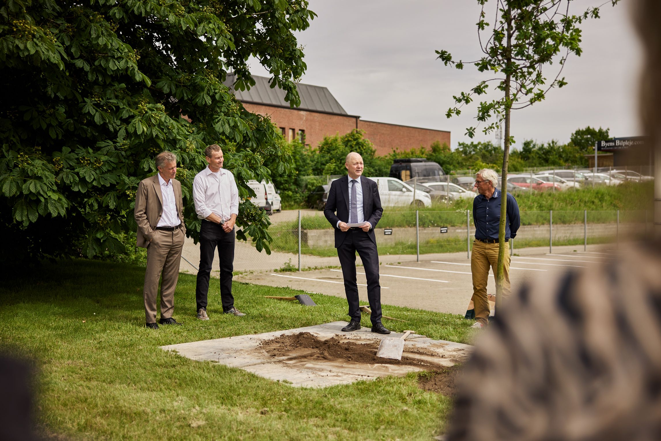 Conrum planter egetræ med Vejles Borgmester og Erhvervschefen 