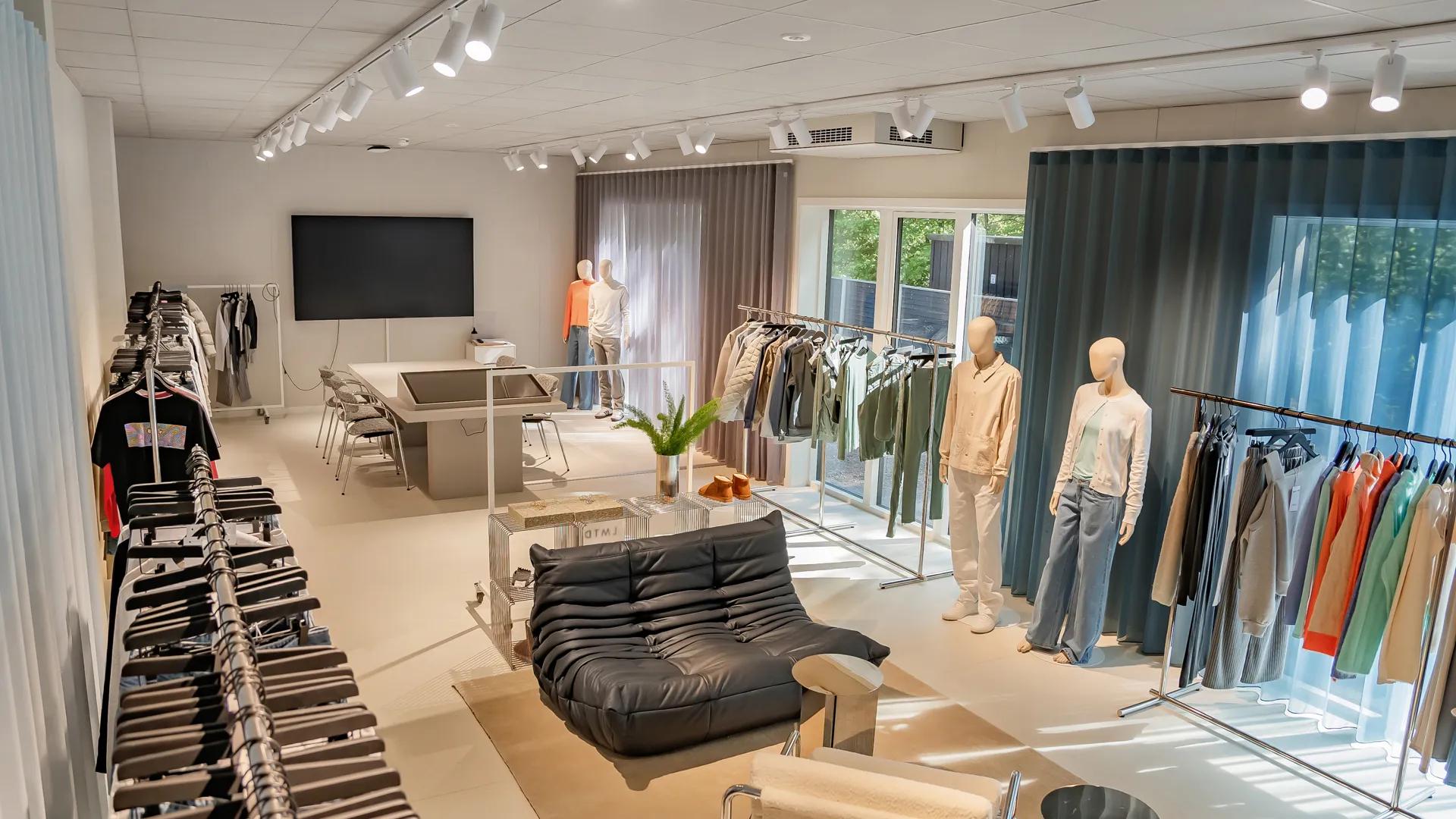 1200 m² kontor og showroom med helhedsdesign og specialløsninger