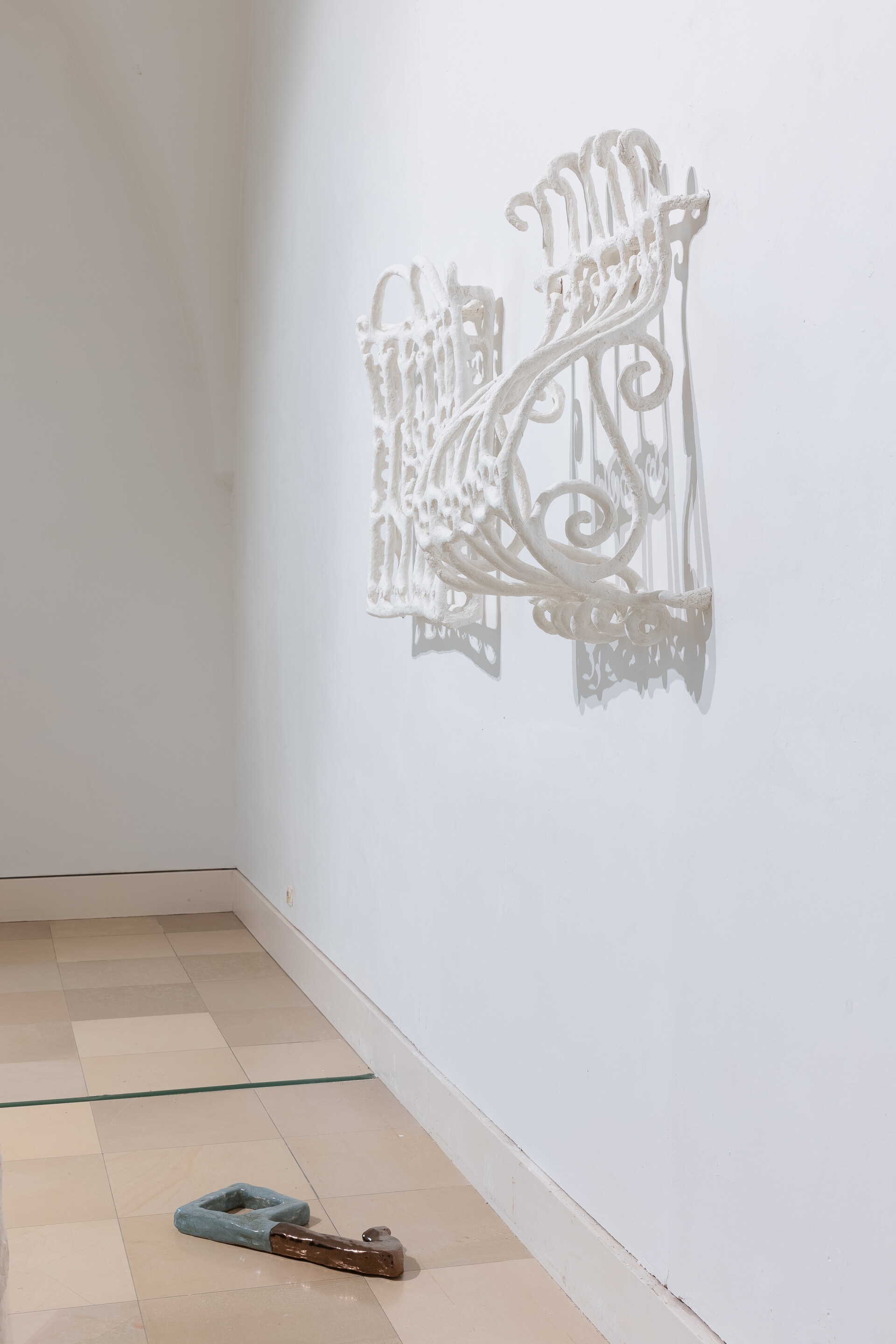 Fenstergitter Saragossa, 124×99×21cm, 2021 (Wire, Paper), Schlüssel 2, 59×19×6cm, 2021 (Glazed ceramics), Fenstergitter Granada, 122×98×56cm, 2021 (Paper, Wire)