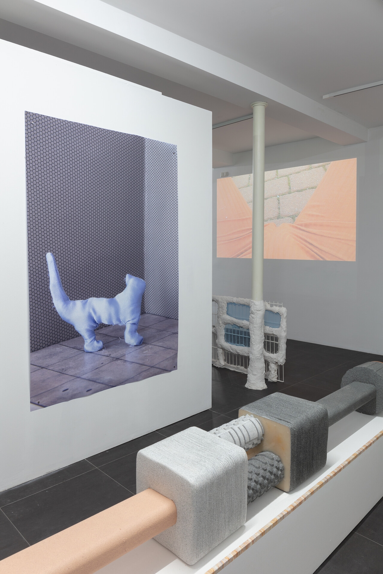Geranie (Katzenbaum), 293×30×30cm, 2019, Epoxy resin, Effect paint, Plaster, Plastics, Polystyrene, PU-foam / Lotta, 118,5×174,5 cm, 2019, Digital print