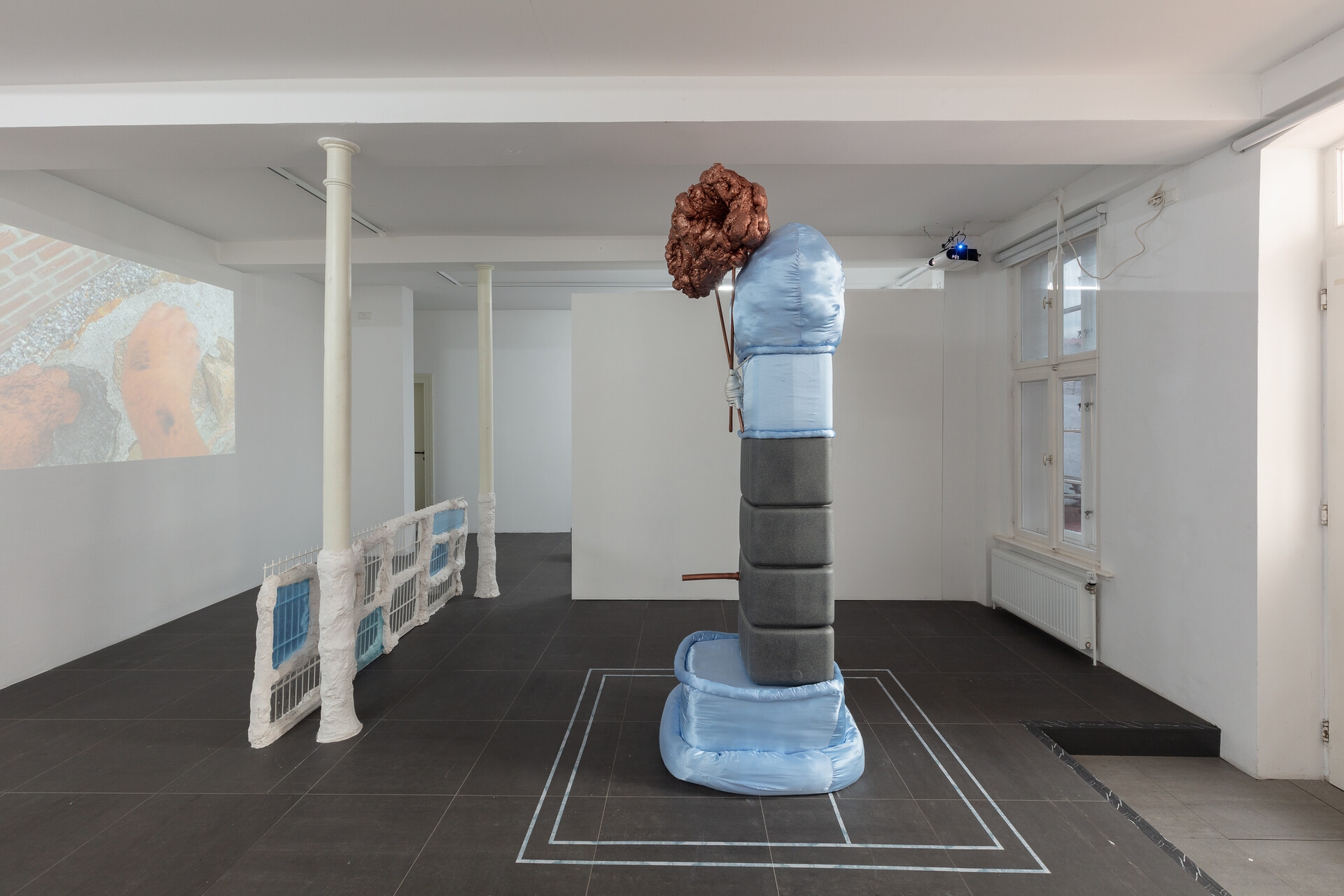 Die Königin (Brunnen), 250×80×80cm, 2019, Fabric, Copper, Effect Paint, Plastics, Pu-foam, Thread / Zaun, 255×83×10cm, 2019 , Plexiglass, Metal, Plaster