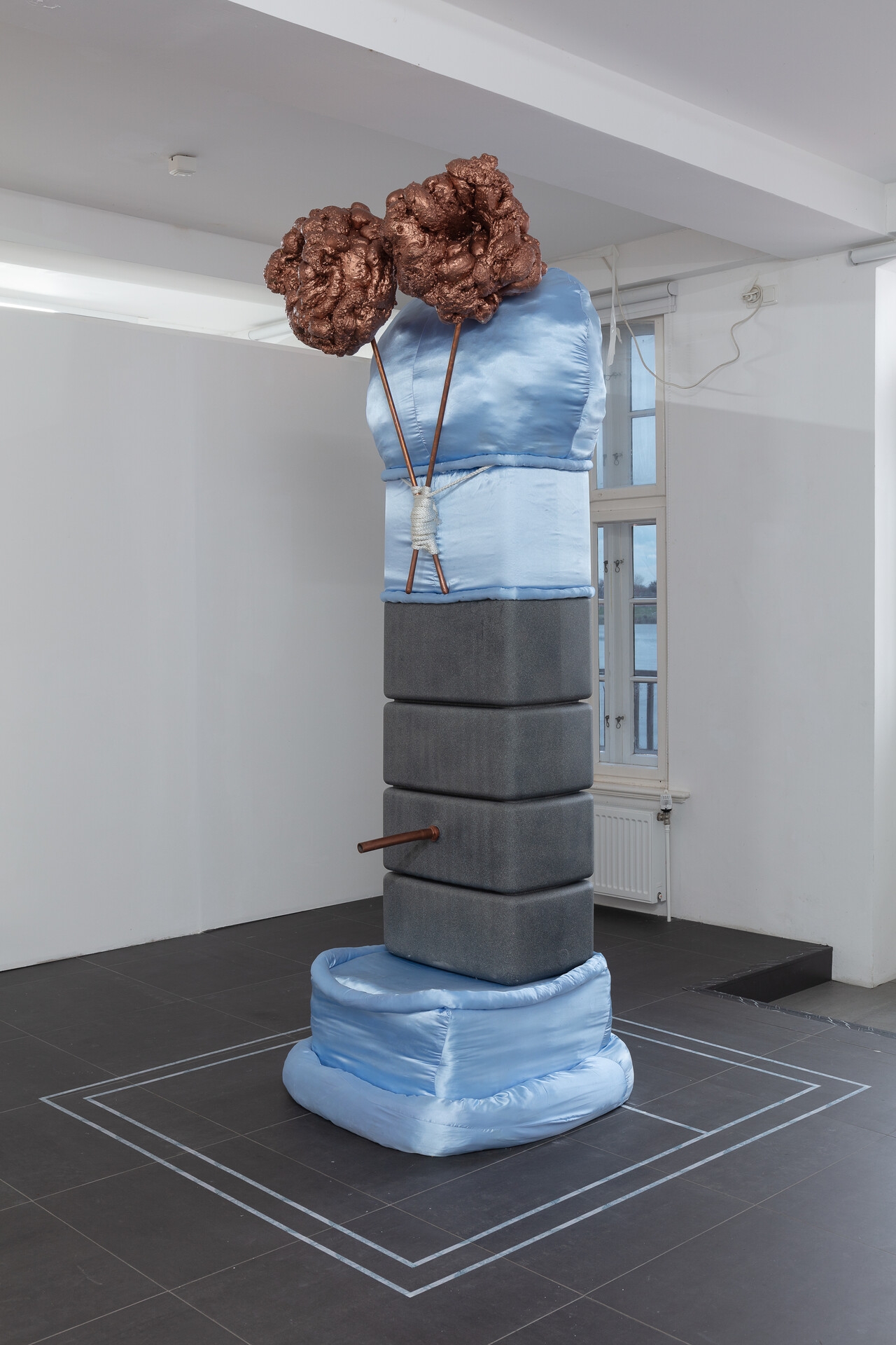 Die Königin (Brunnen), 250×80×80cm, 2019, Fabric, Copper, Effect Paint, Plastics, Pu-foam, Thread