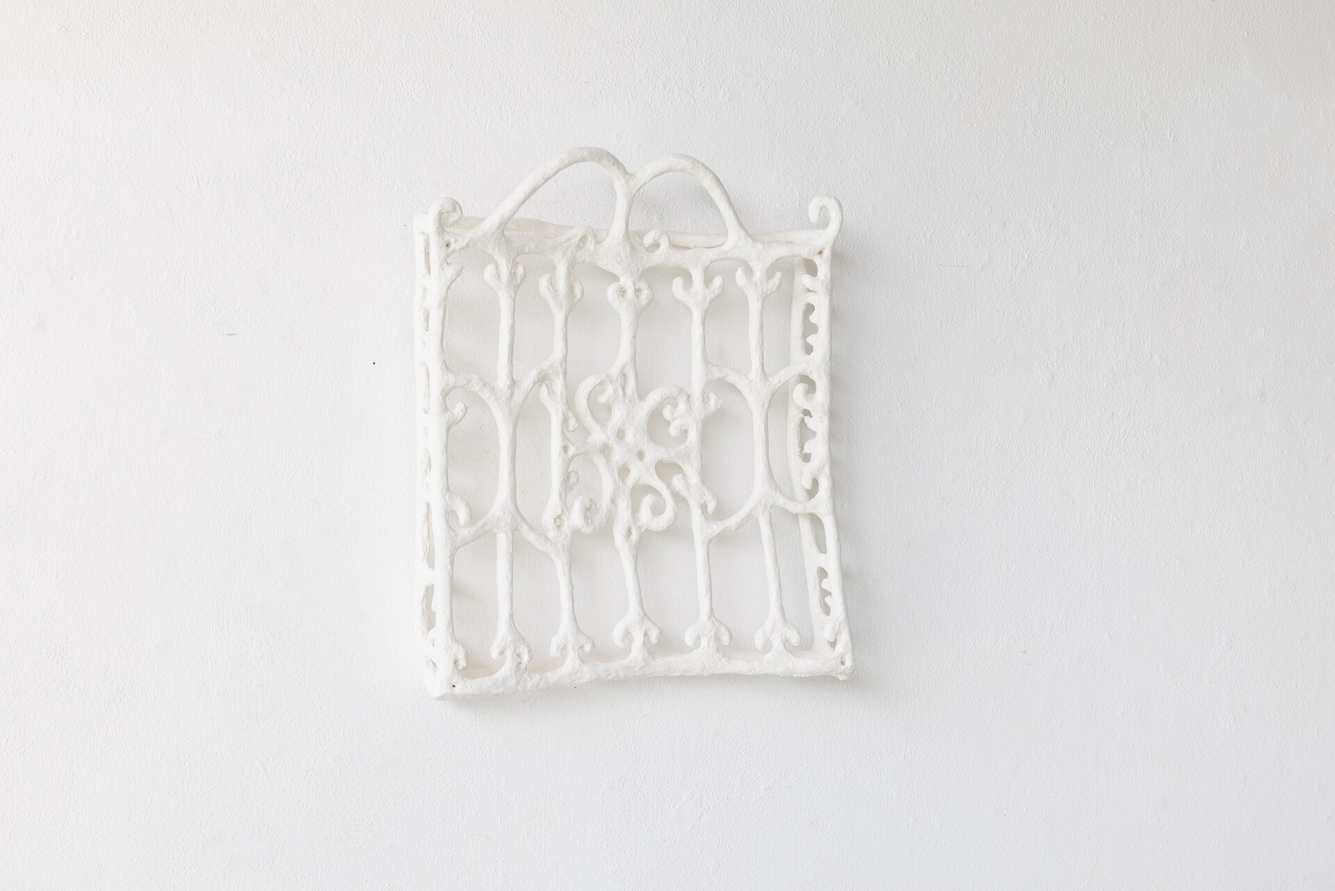 Fenstergitter Saragossa, 124×99×21cm, 2021, Paper, Wire