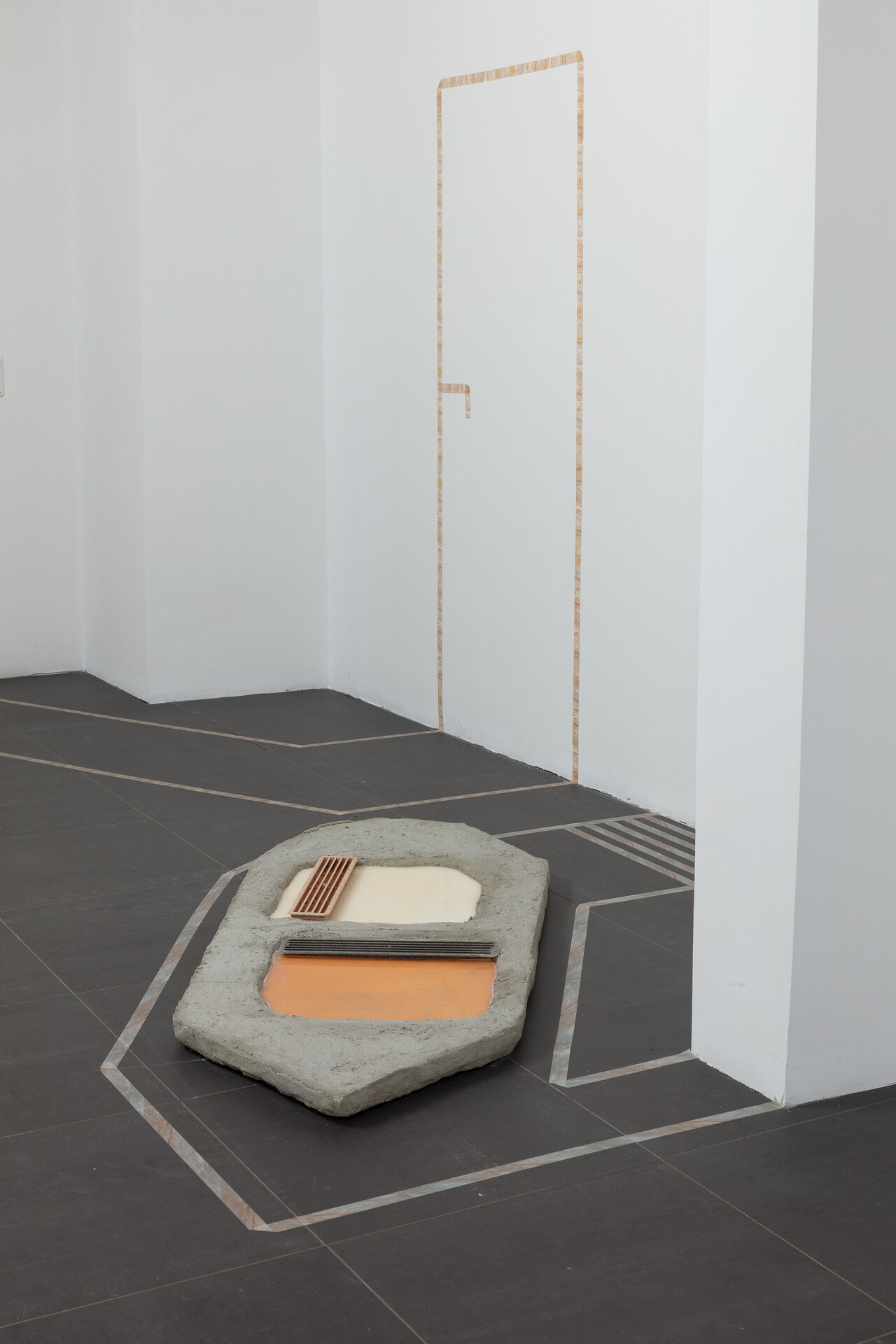 Türe, 200×80cm, 2019, Masking tape / Beet, 210 x 45 x 6 cm, 2019, Concrete, Epoxy resin, Plastics