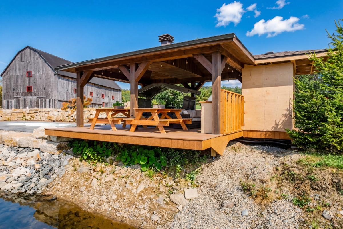Residential deck built on Postech screw piles