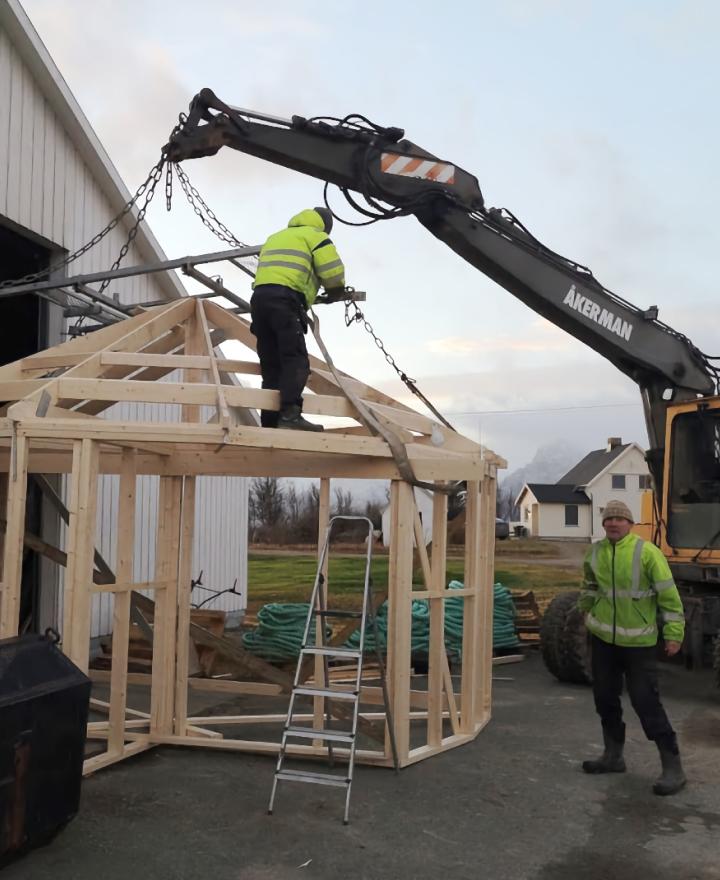 Lifting of the frame of the 180º Glass Igloos at Lyngen North in 2018
