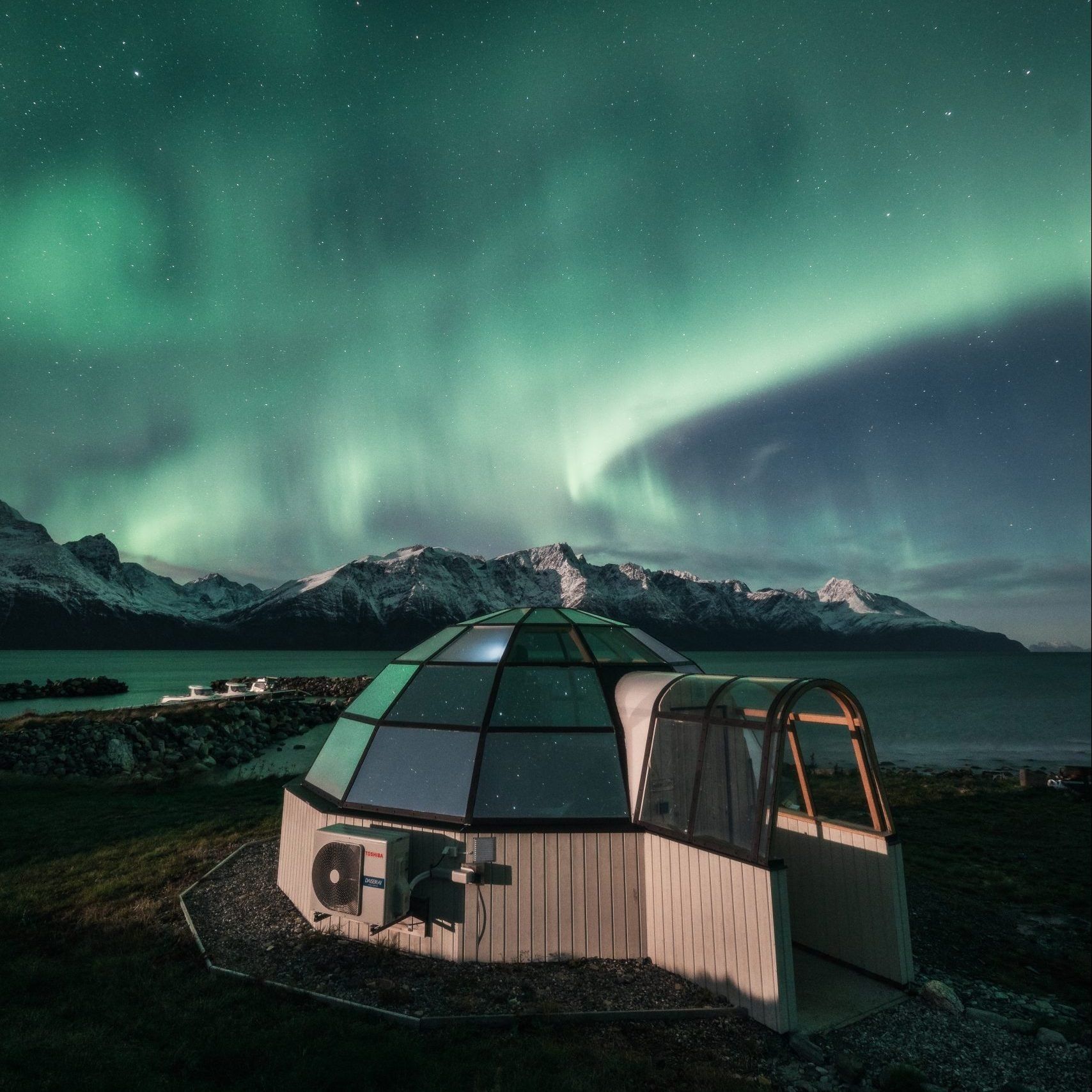 Glass igloo 360º at Lyngen North under the Northern Lights
