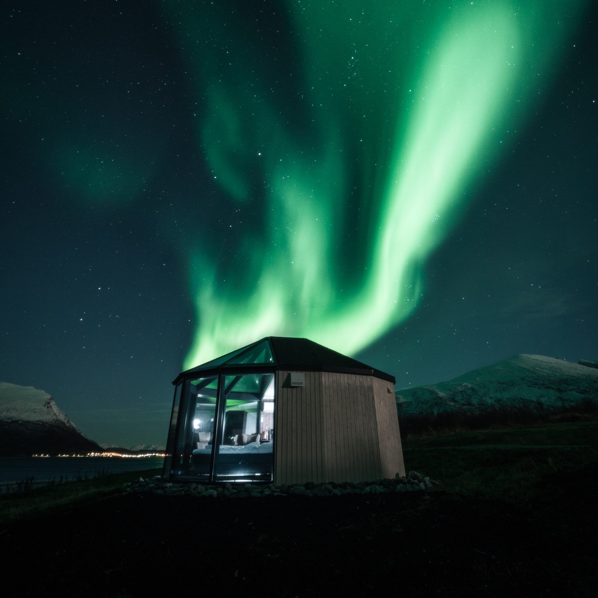 Glass igloo 180º under the northern lights at Lyngen North, near Tromsø