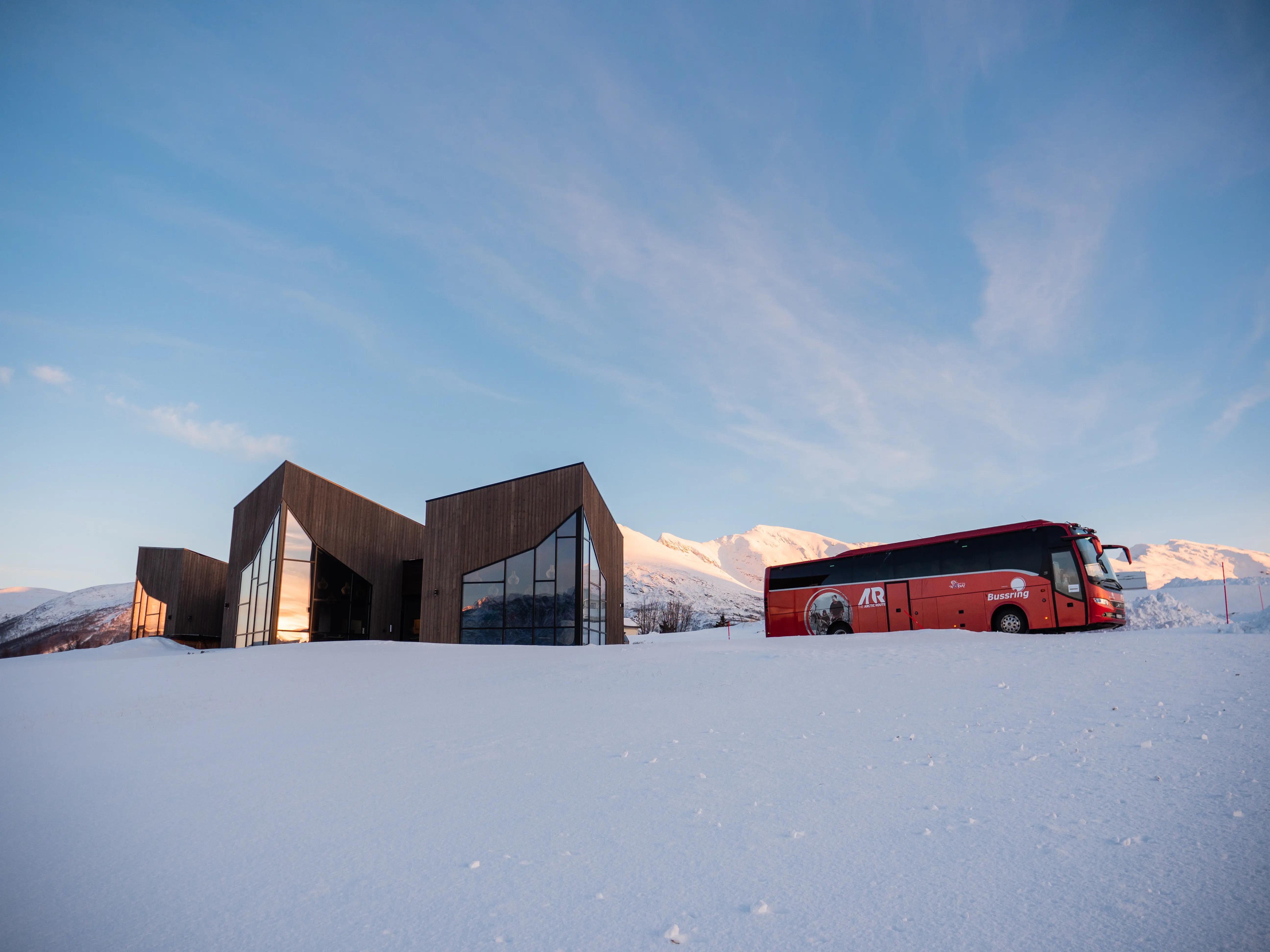 The Arctic Route buss utenfor Restaurant Solvind hos Lyngen North