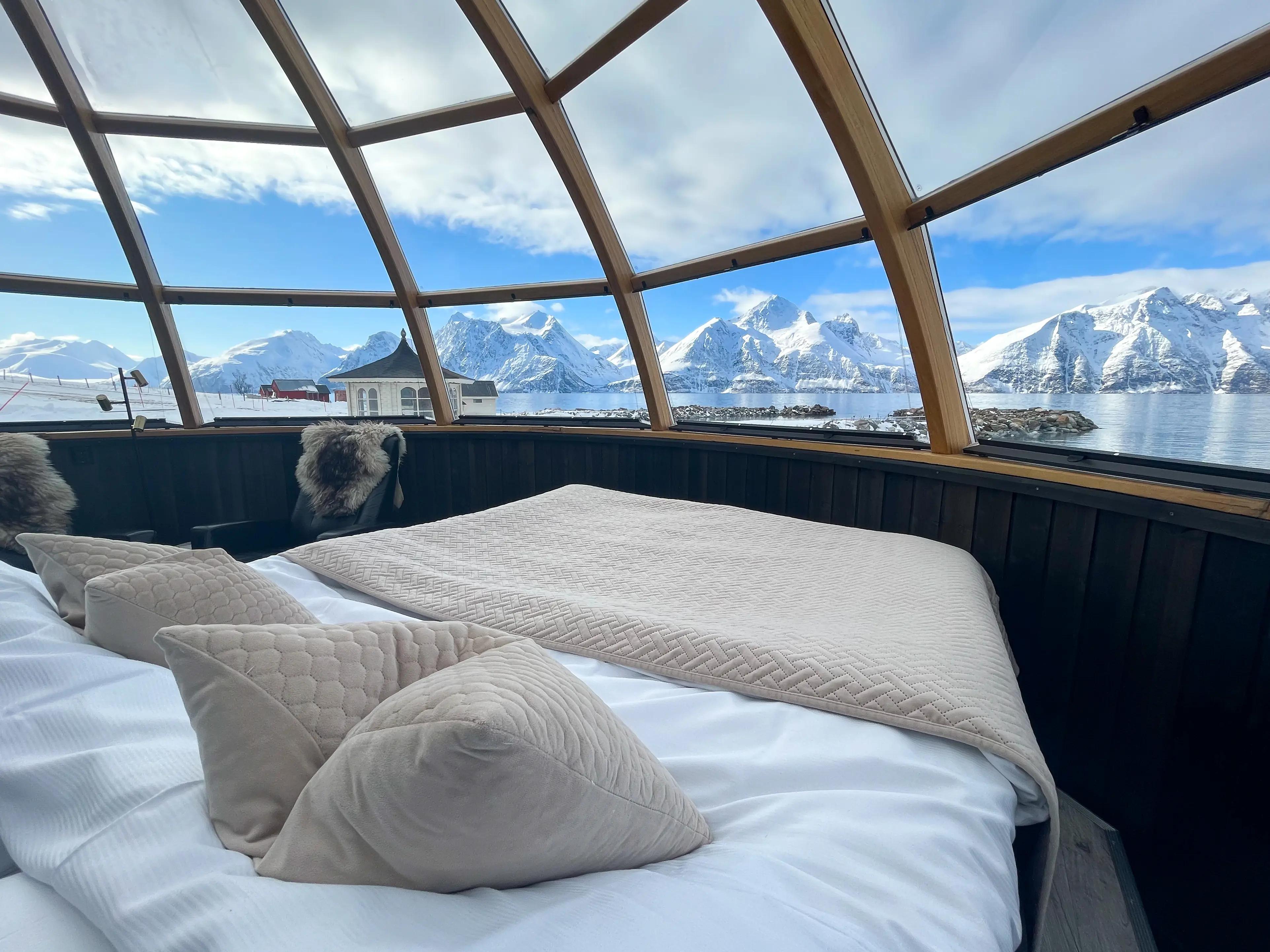 Utsikt fra sengen inne i 360º glassigloene hos Lyngen North