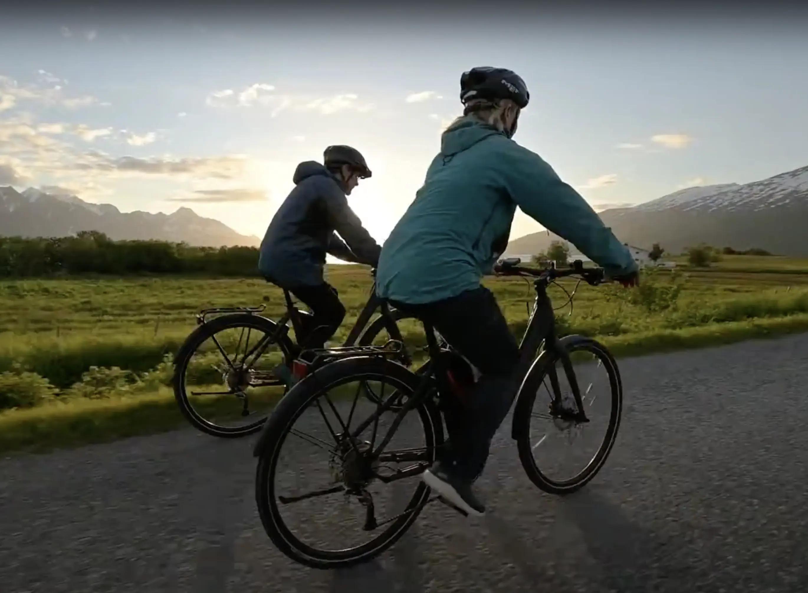 Par på sykkeltur til Uløya fra Lyngen North