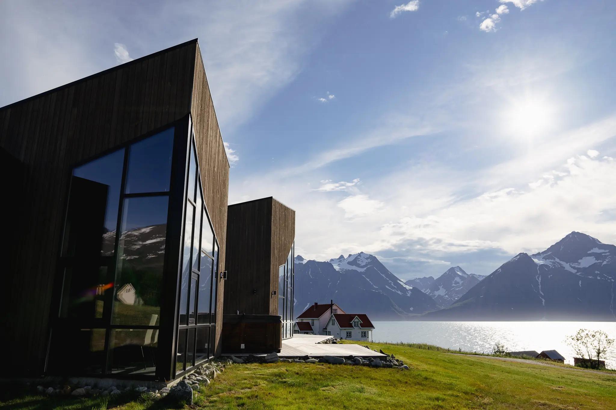 Restaurant Solvind under sol og klar himmel hos Lyngen North
