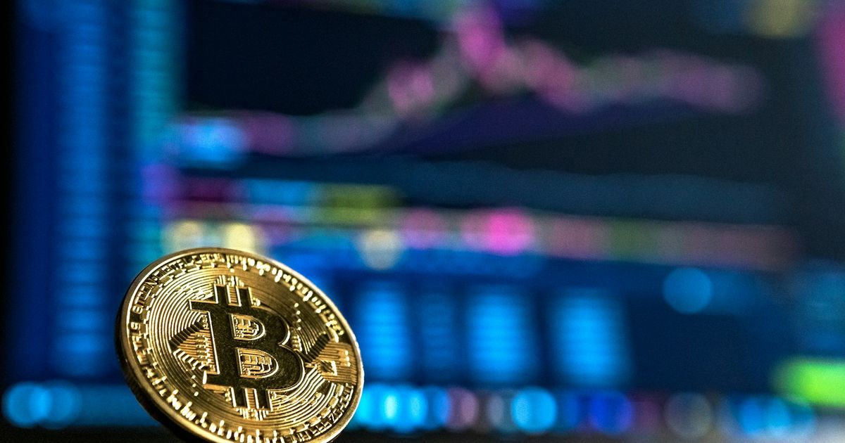 Bitcoin-mynt foran et uskarpt kursdiagram