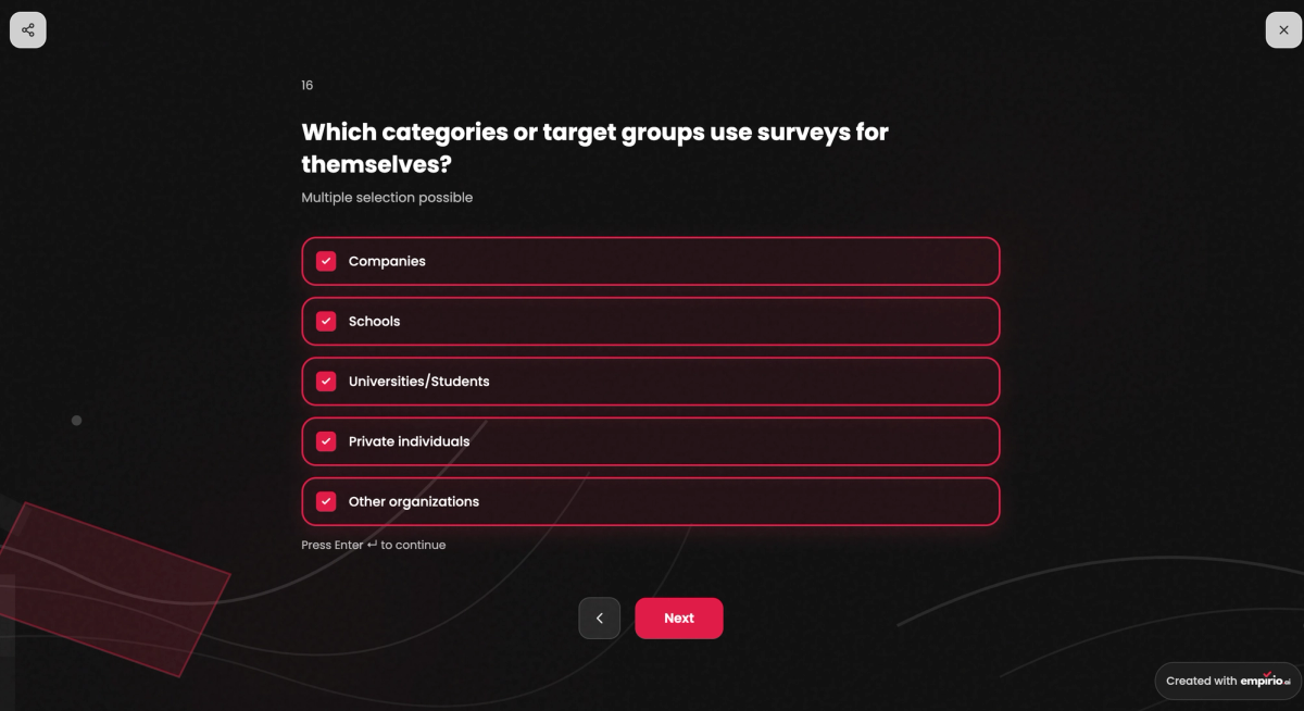 Beispielfrage im Umfrage-Tool empirio.ai, welche Zielgruppen Umfragen einsetzen. Zur Auswahl stehen Unternehmen, Schulen, Hochschule/Studierende, Privat und Weitere Organisationen.